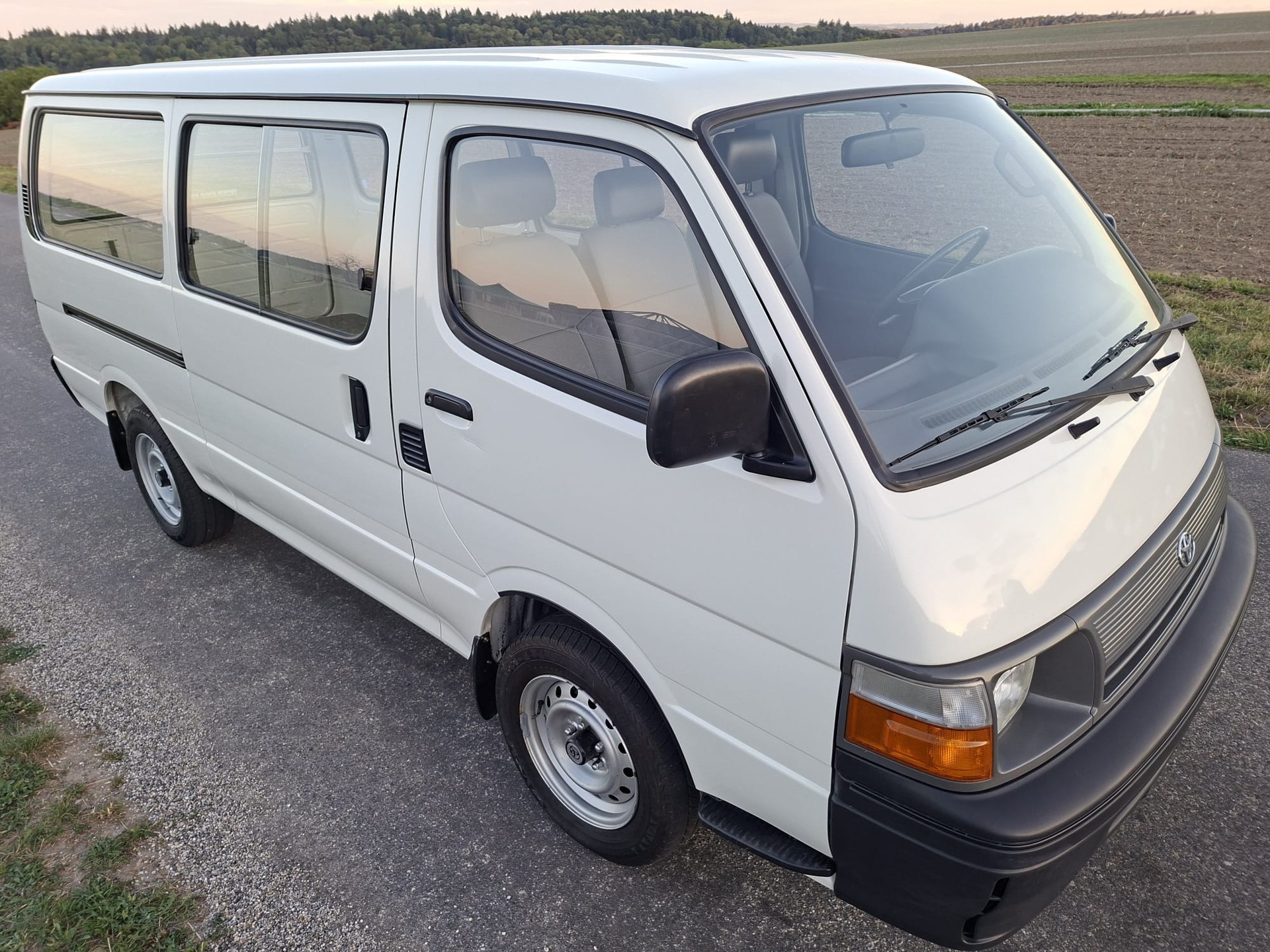 TOYOTA HI-ACE-image-0