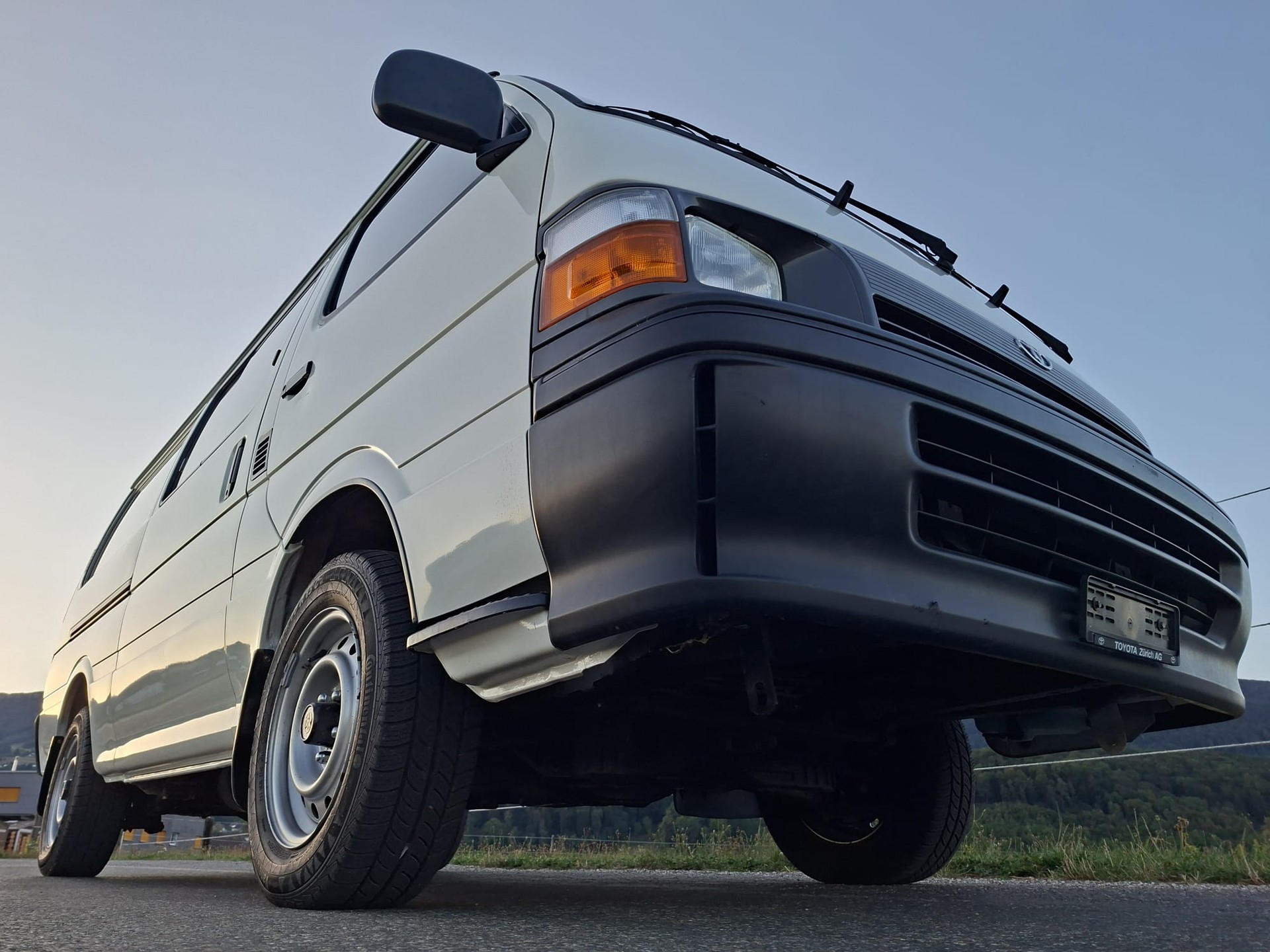 TOYOTA HI-ACE-image-2