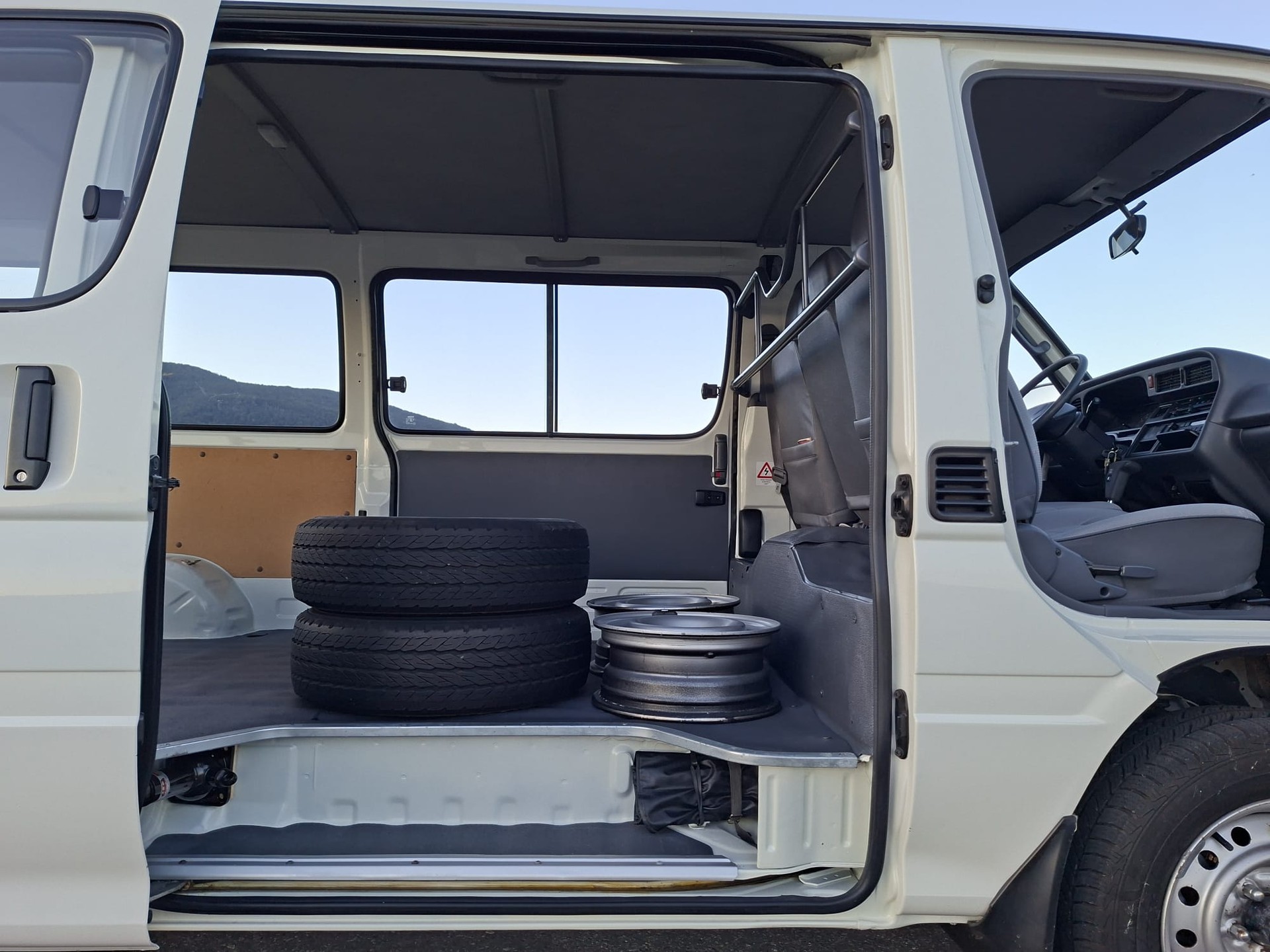 TOYOTA HI-ACE-image-8