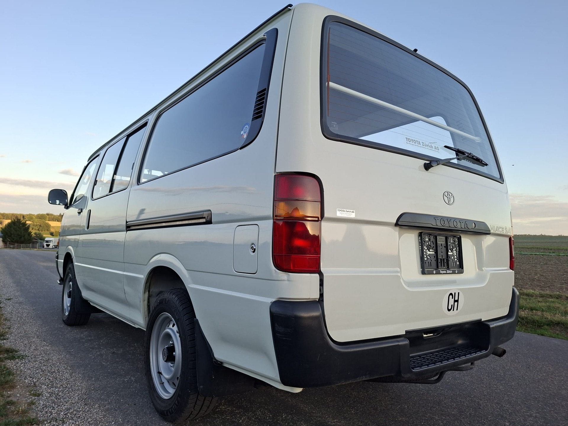 TOYOTA HI-ACE-image-5