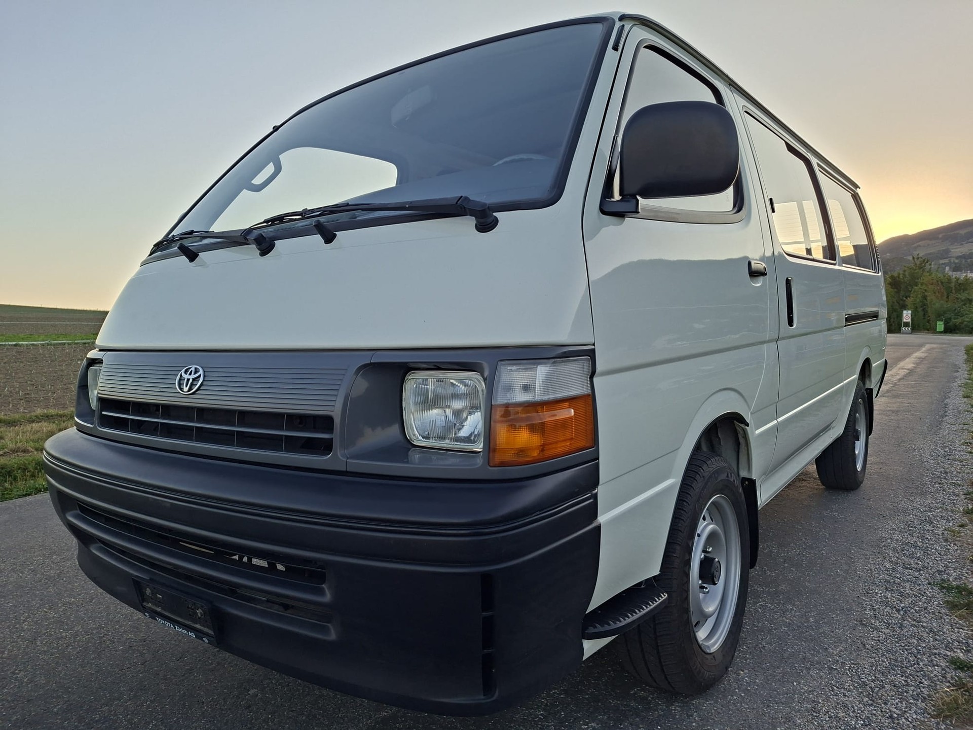 TOYOTA HI-ACE-image-3