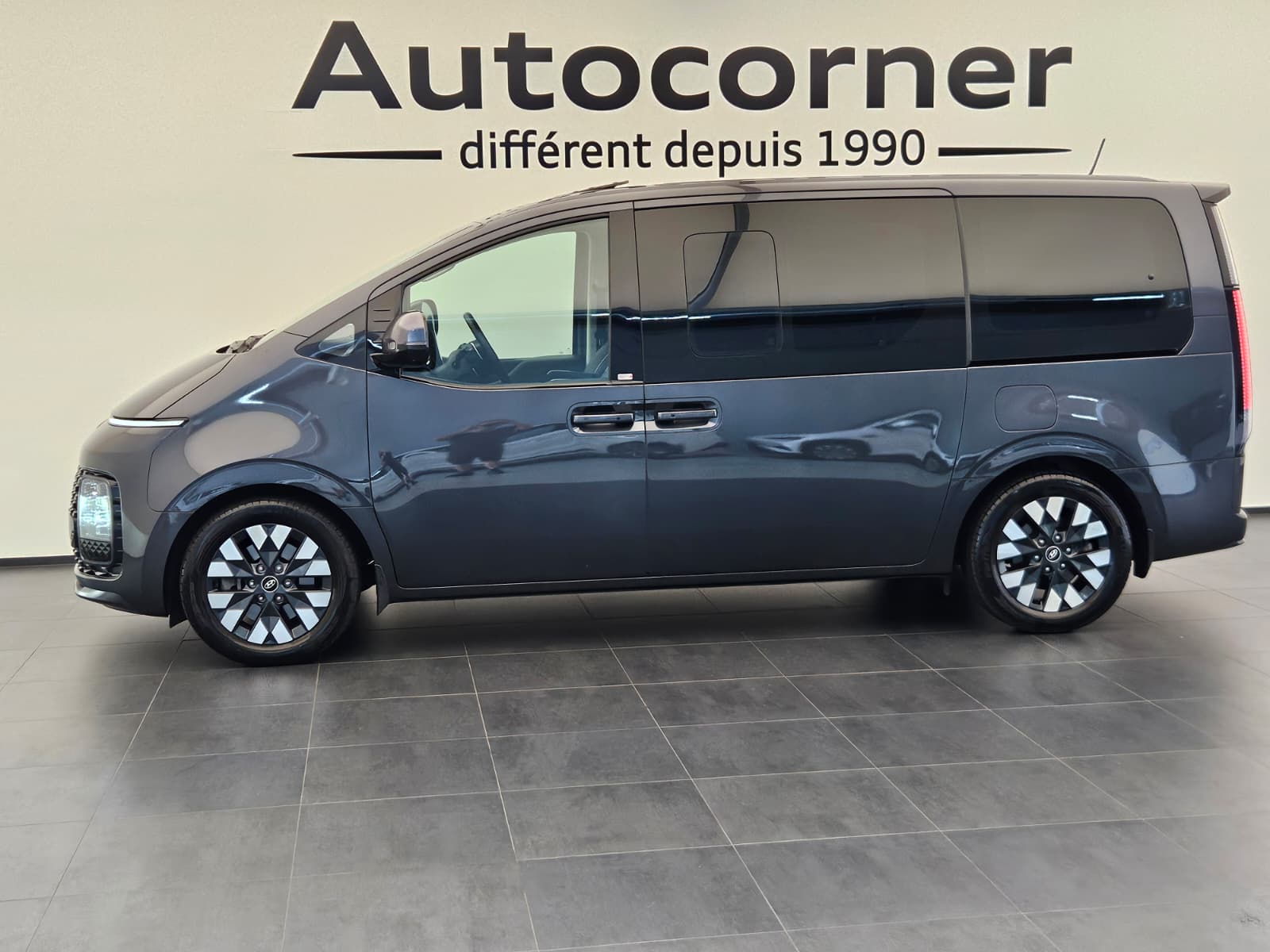 HYUNDAI Staria Premium 2.2 CRDi Vertex 4WD A-showroom-element-1
