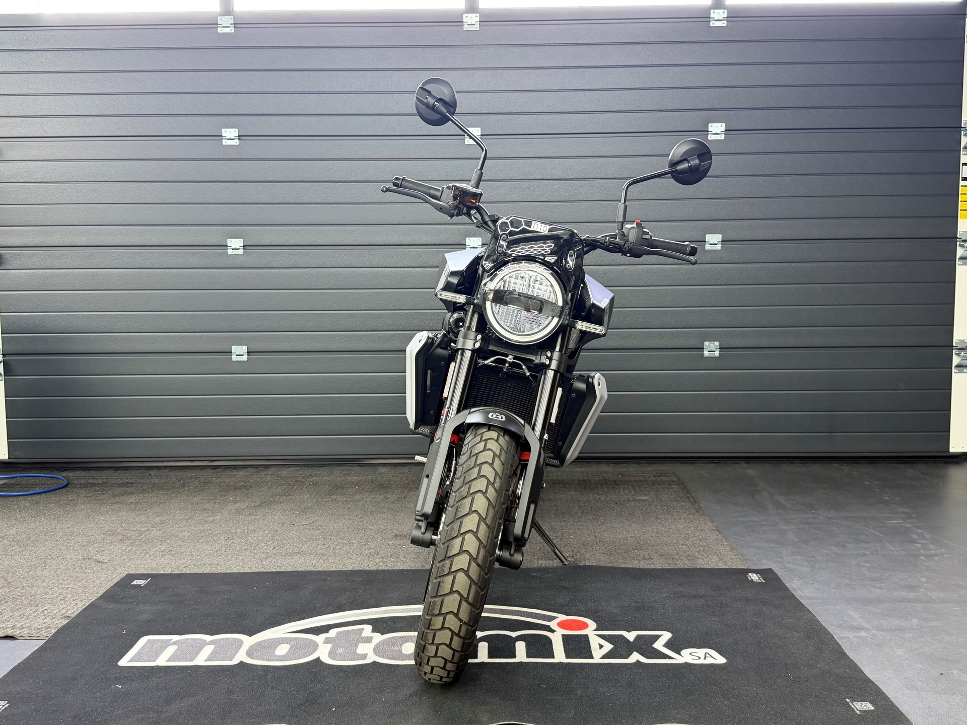 HUSQVARNA 801 SVARTPILEN-showroom-element-1