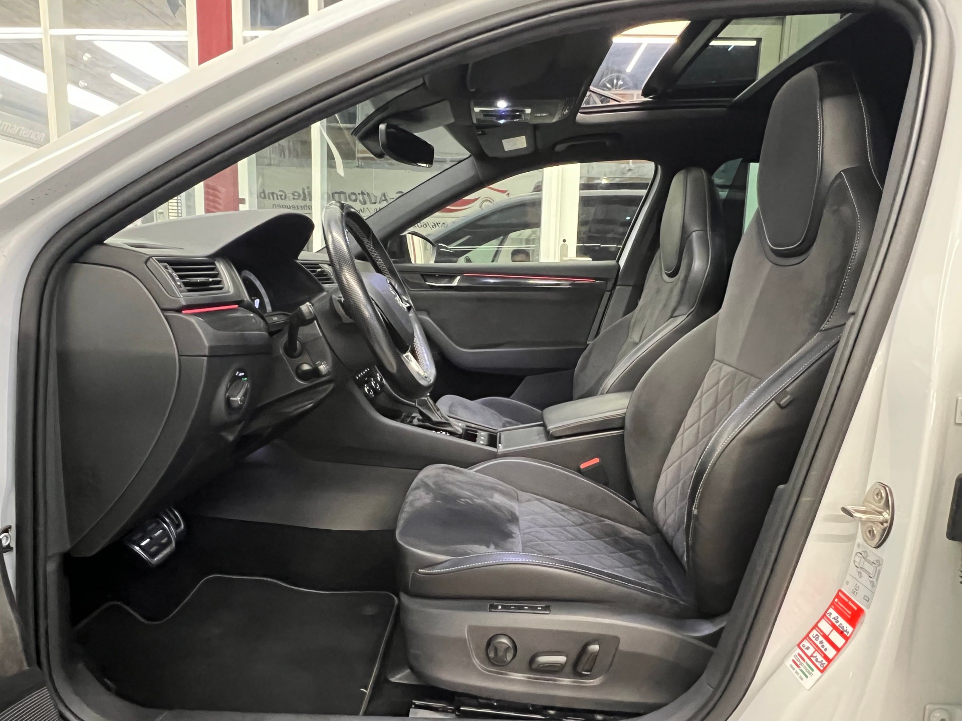SKODA Superb Combi 2.0 TSI L&K DSG 4x4-image-11