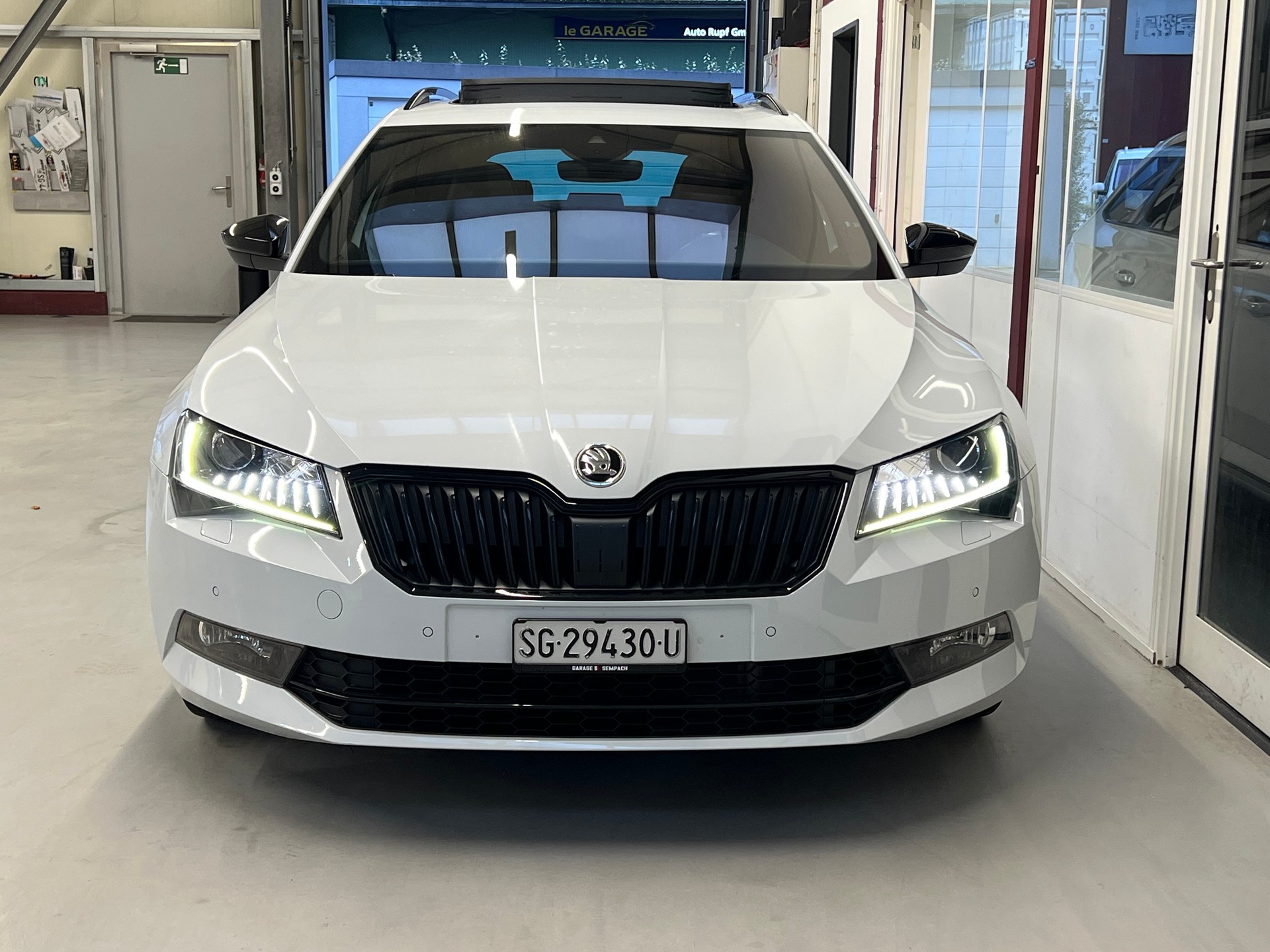 SKODA Superb Combi 2.0 TSI L&K DSG 4x4-image-1