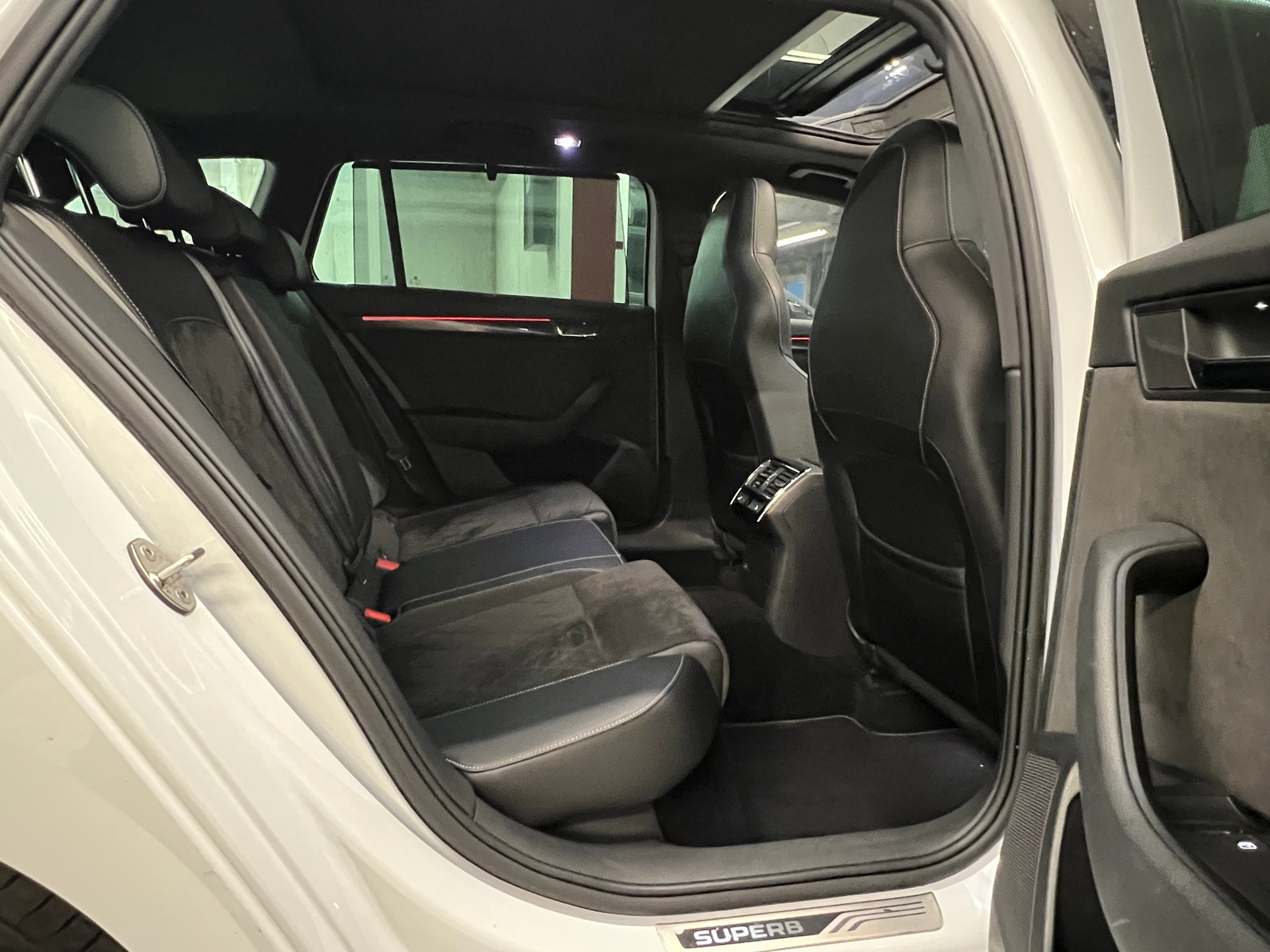 SKODA Superb Combi 2.0 TSI L&K DSG 4x4-image-14