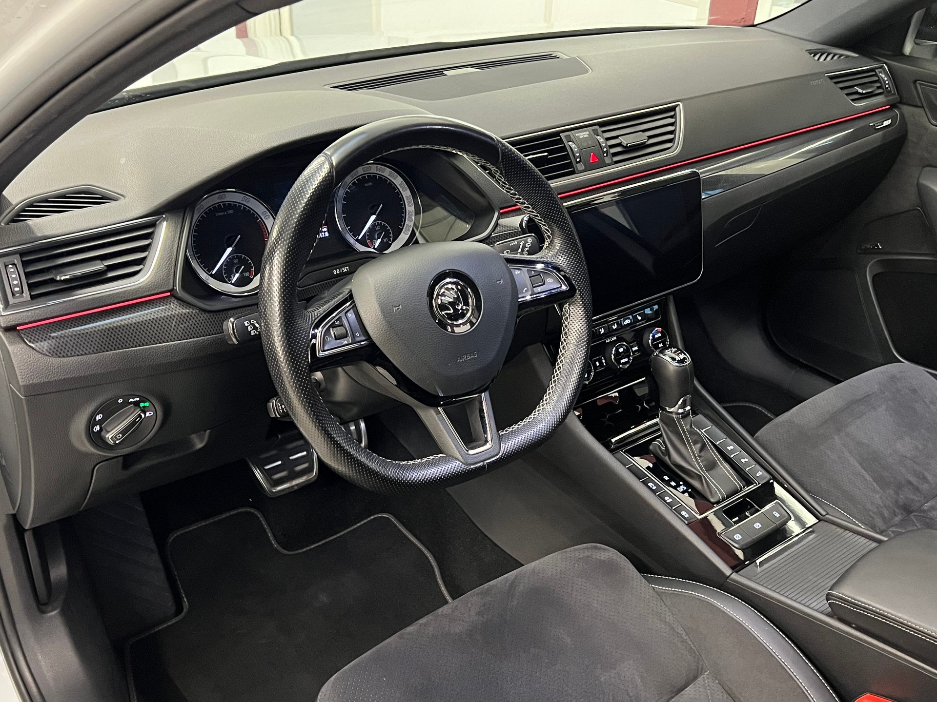 SKODA Superb Combi 2.0 TSI L&K DSG 4x4-image-10