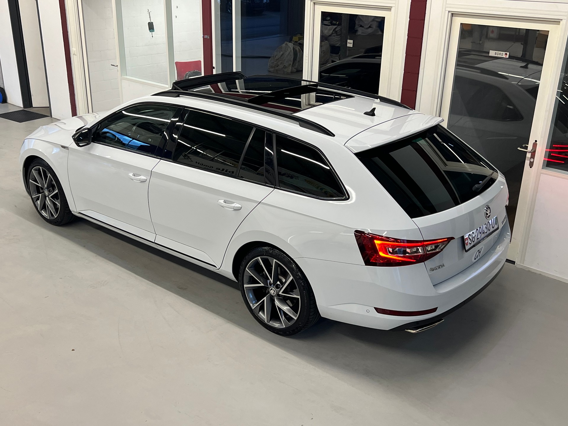 SKODA Superb Combi 2.0 TSI L&K DSG 4x4-image-4