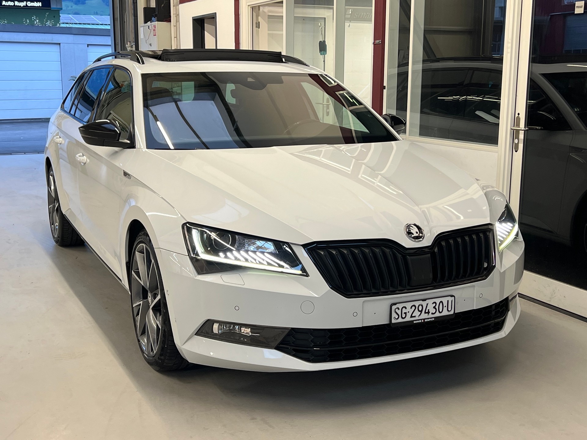 SKODA Superb Combi 2.0 TSI L&K DSG 4x4-image-9