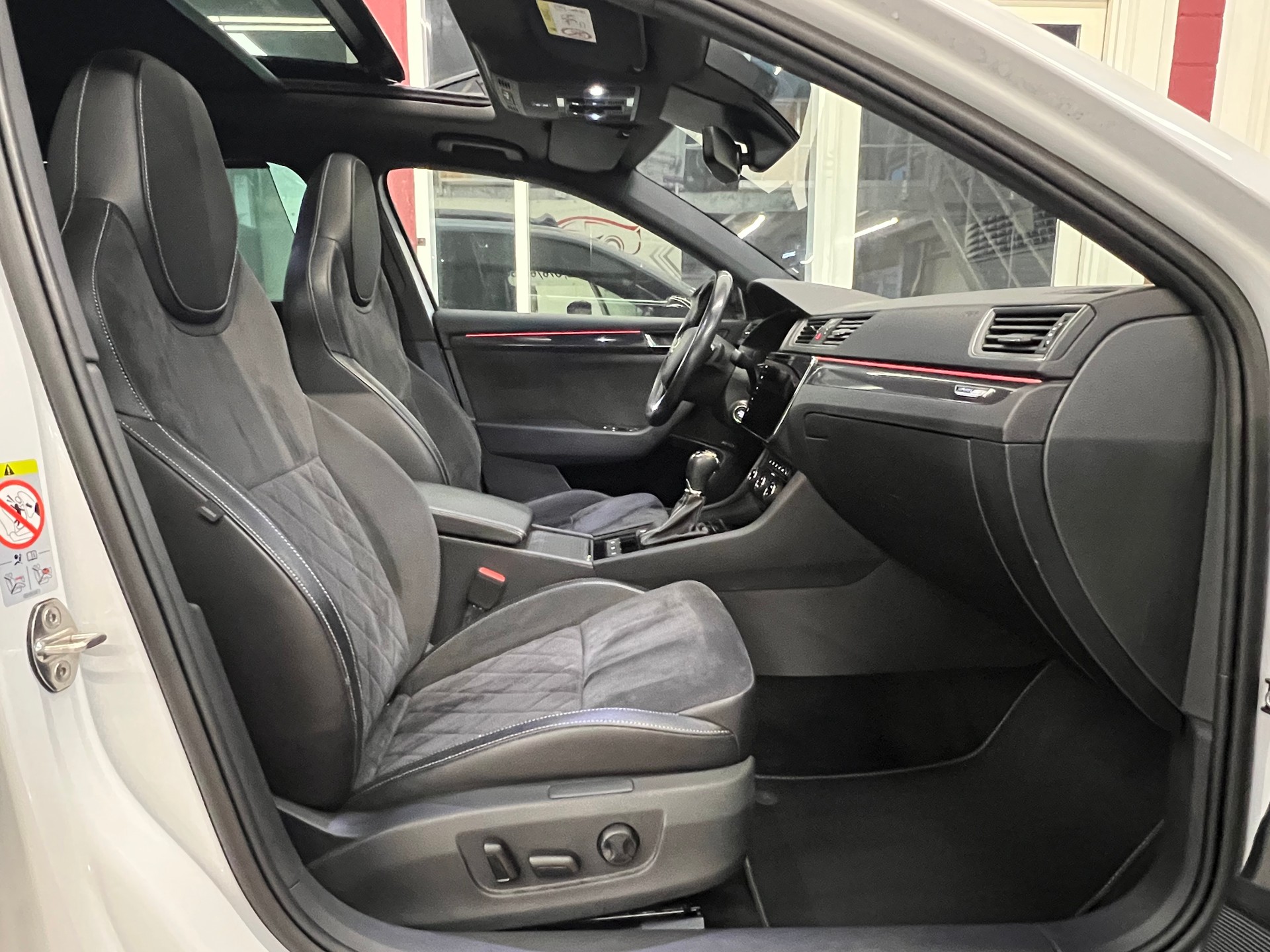 SKODA Superb Combi 2.0 TSI L&K DSG 4x4-image-12