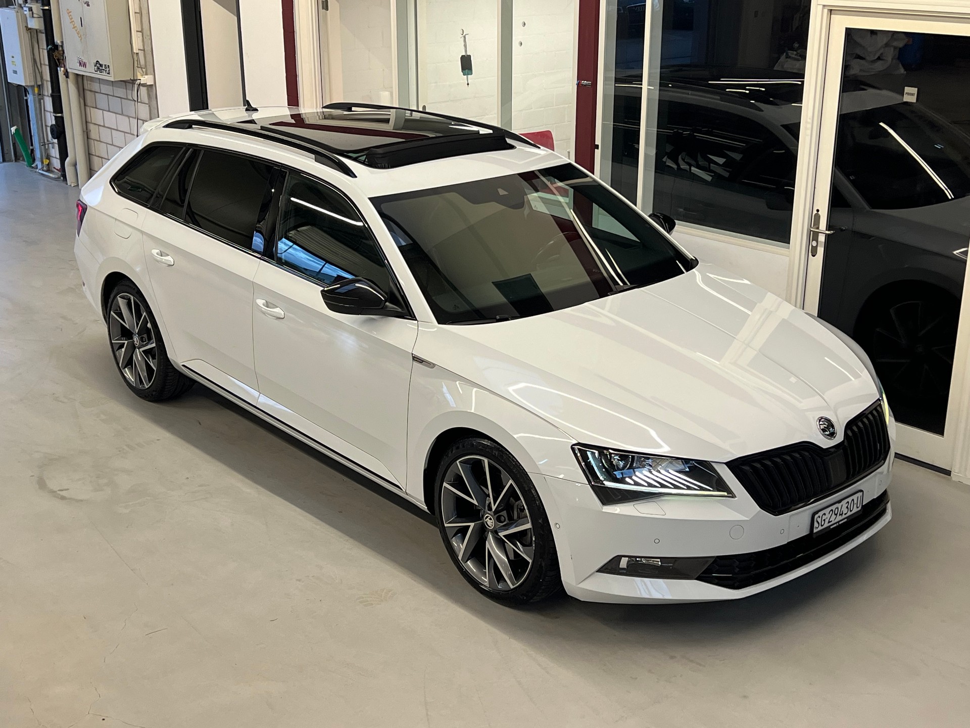 SKODA Superb Combi 2.0 TSI L&K DSG 4x4-image-0
