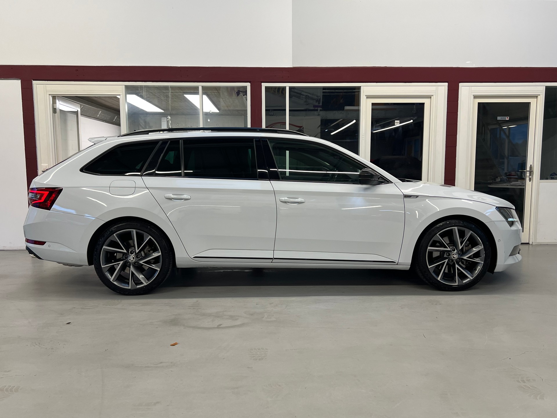SKODA Superb Combi 2.0 TSI L&K DSG 4x4-image-8