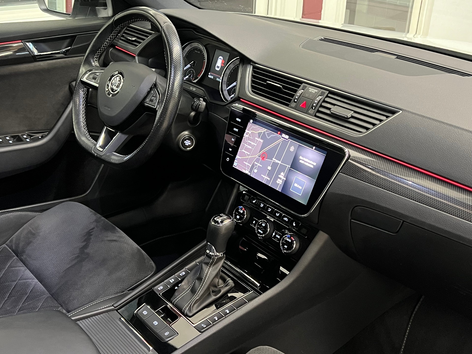 SKODA Superb Combi 2.0 TSI L&K DSG 4x4-image-13