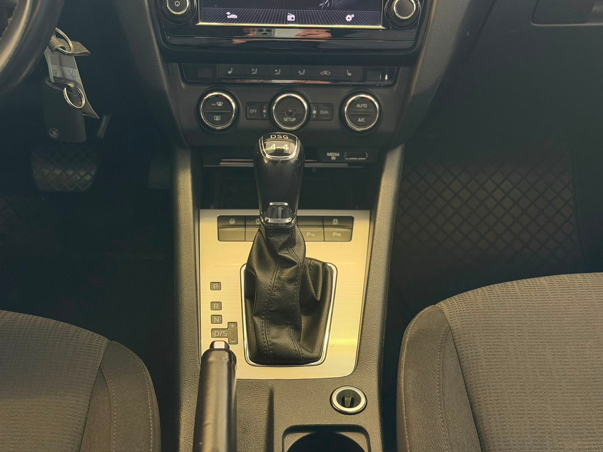 SKODA Octavia Combi 1.8 TSI Elegance 4x4 DSG 1.6T AHK!-image-11