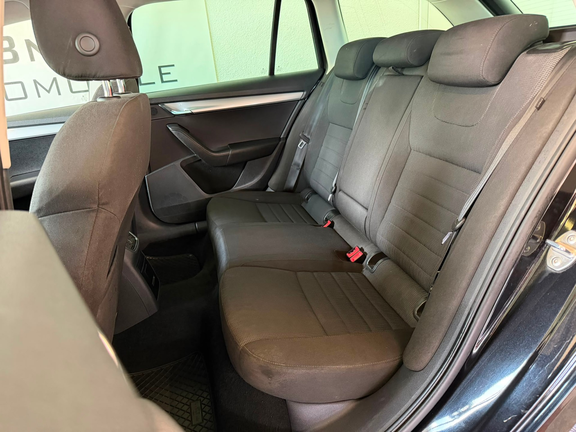 SKODA Octavia Combi 1.8 TSI Elegance 4x4 DSG 1.6T AHK!-image-13