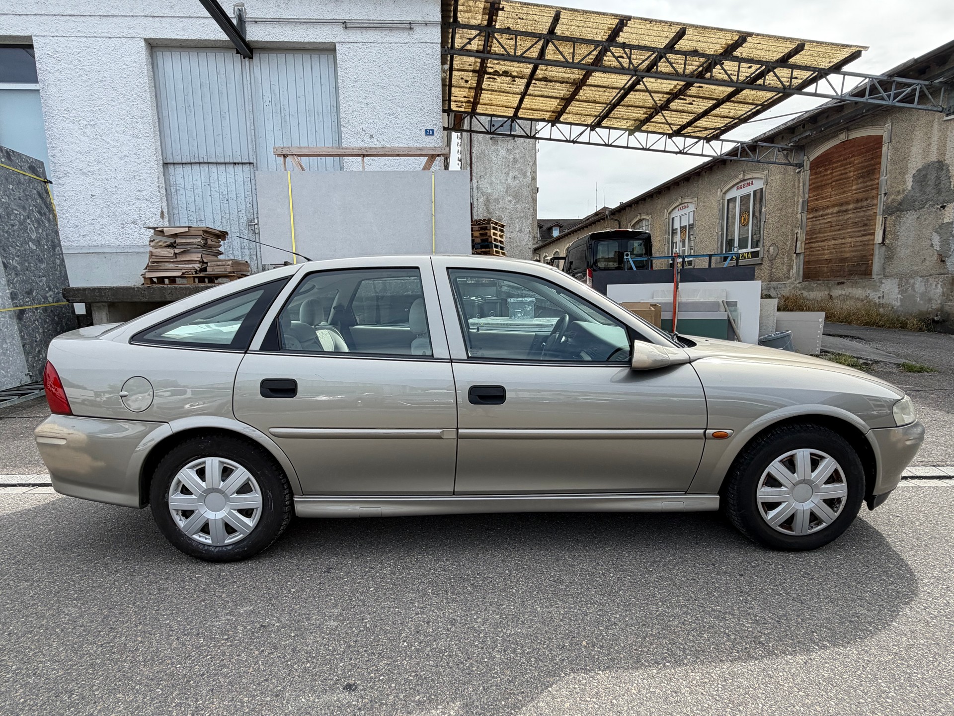 OPEL Vectra 1.8i 16V Club-image-1