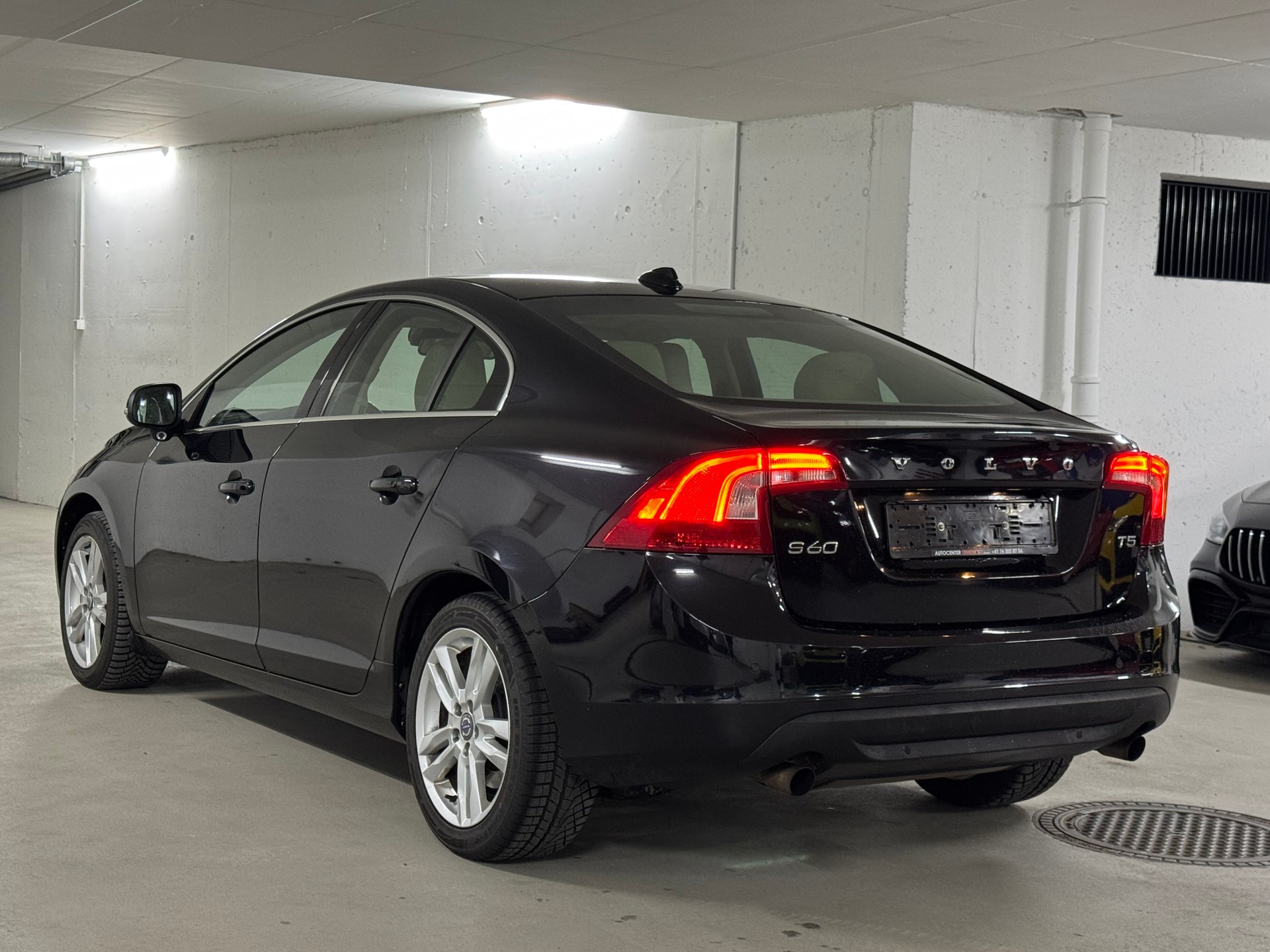 VOLVO S60 T5 Summum Powershift 1-Hand-image-4