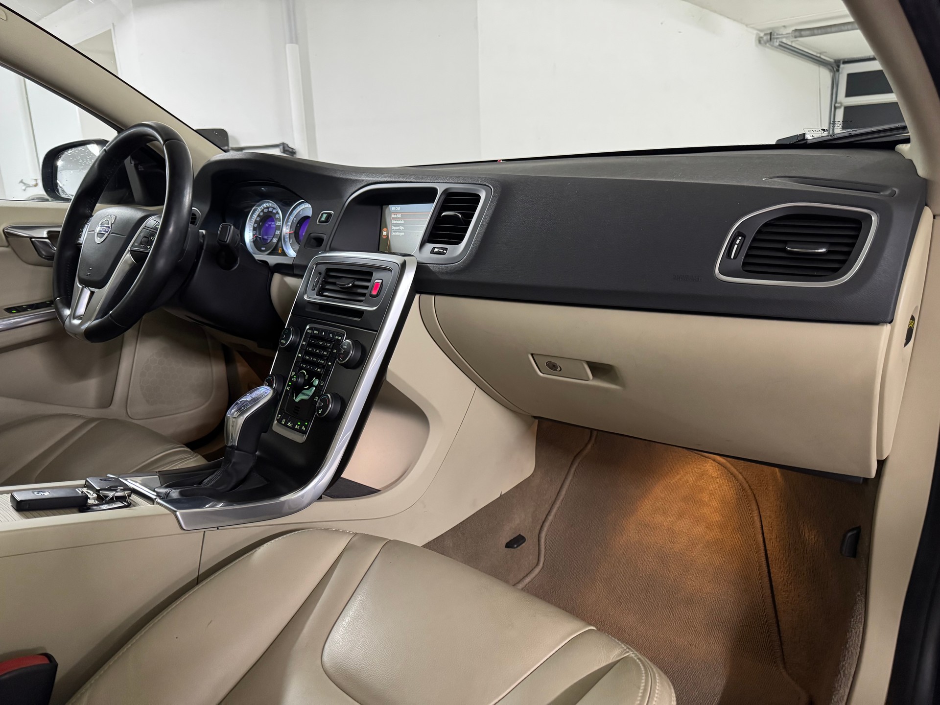 VOLVO S60 T5 Summum Powershift 1-Hand-image-10