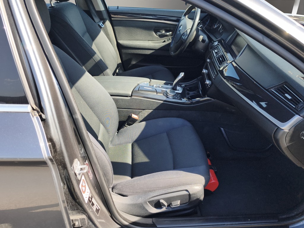 BMW 530d xDrive Touring-image-13