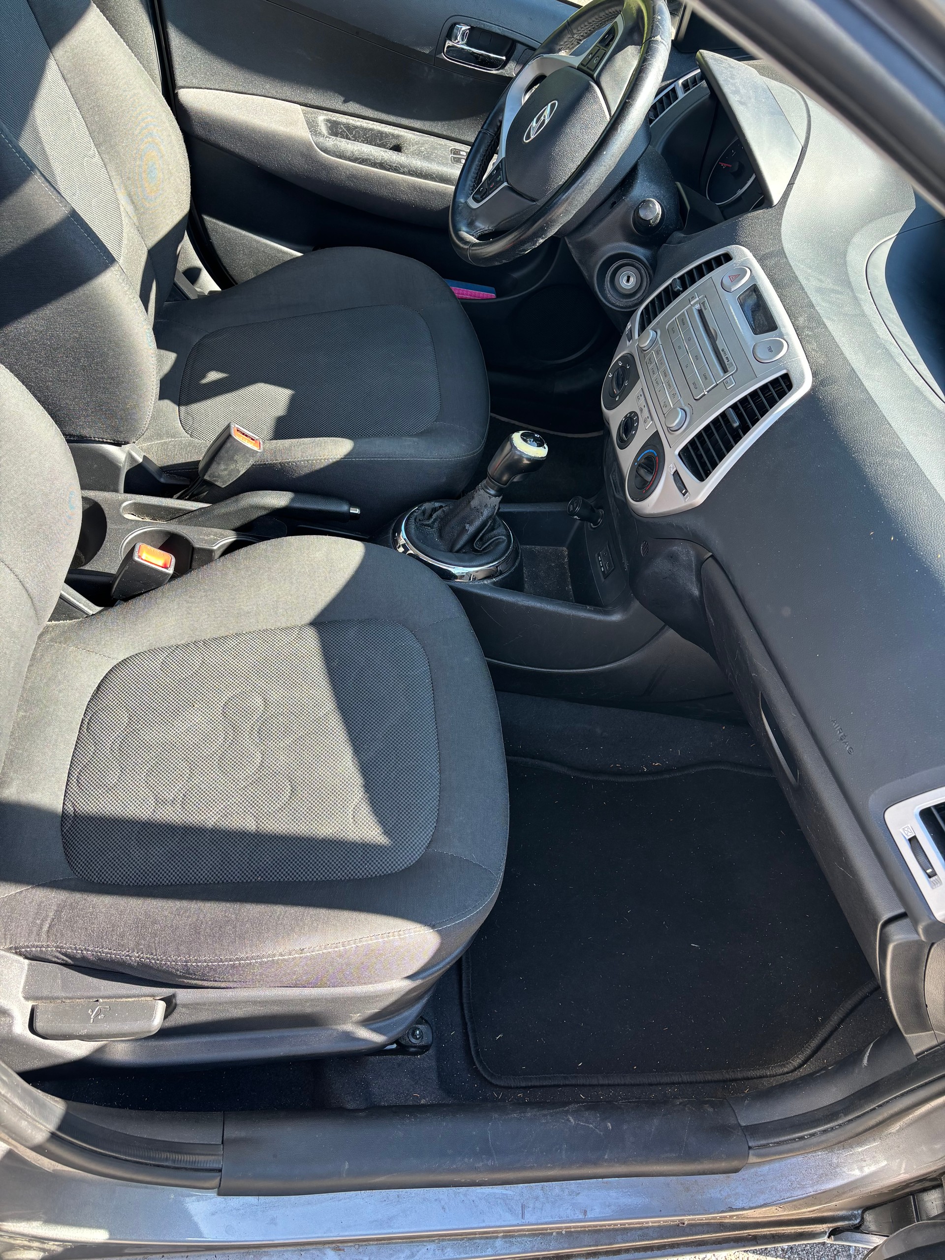 HYUNDAI 1.4 Style-image-3
