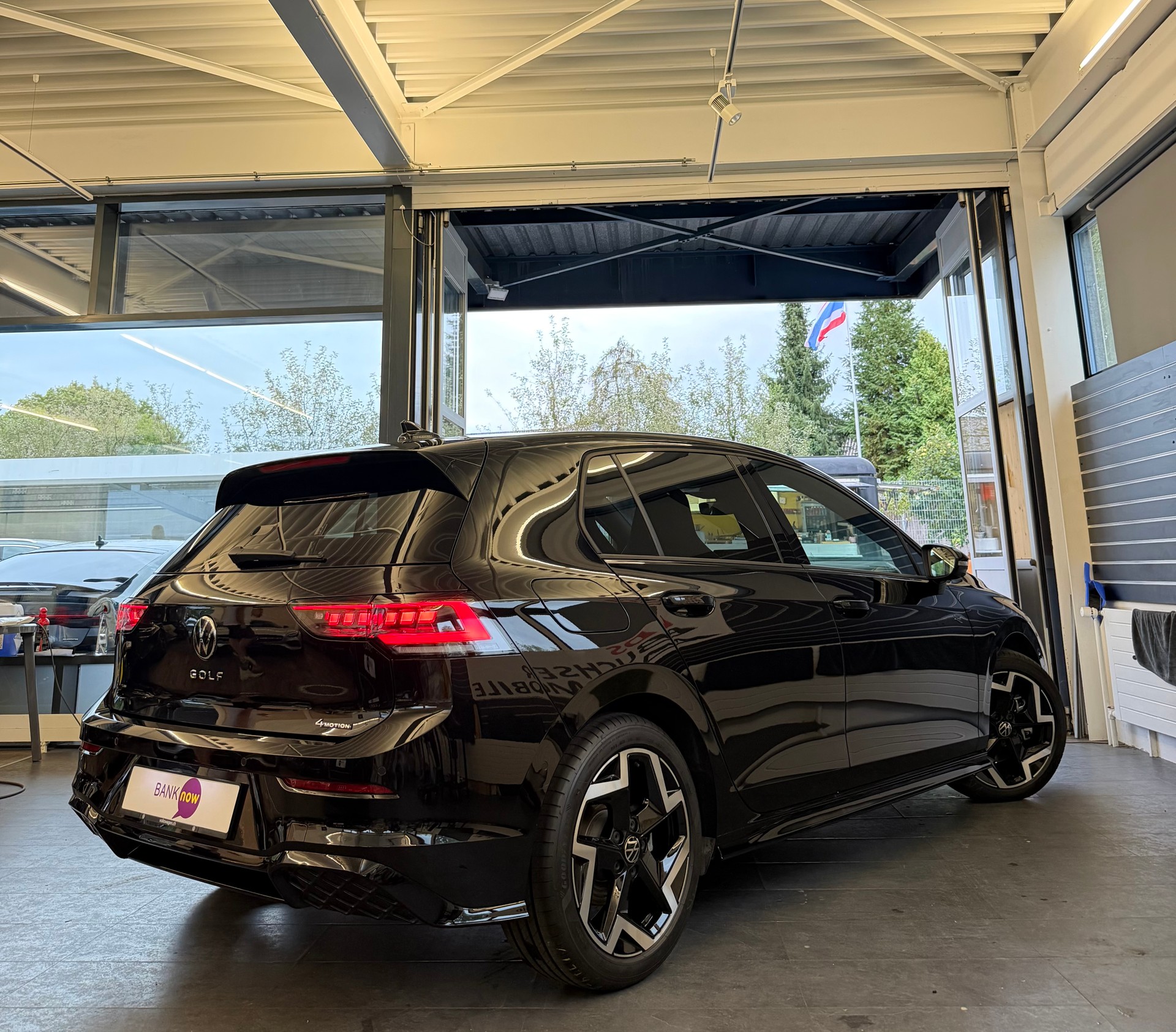 VW Golf VIII 2.0 TSI R-Line DSG 4motion-image-3