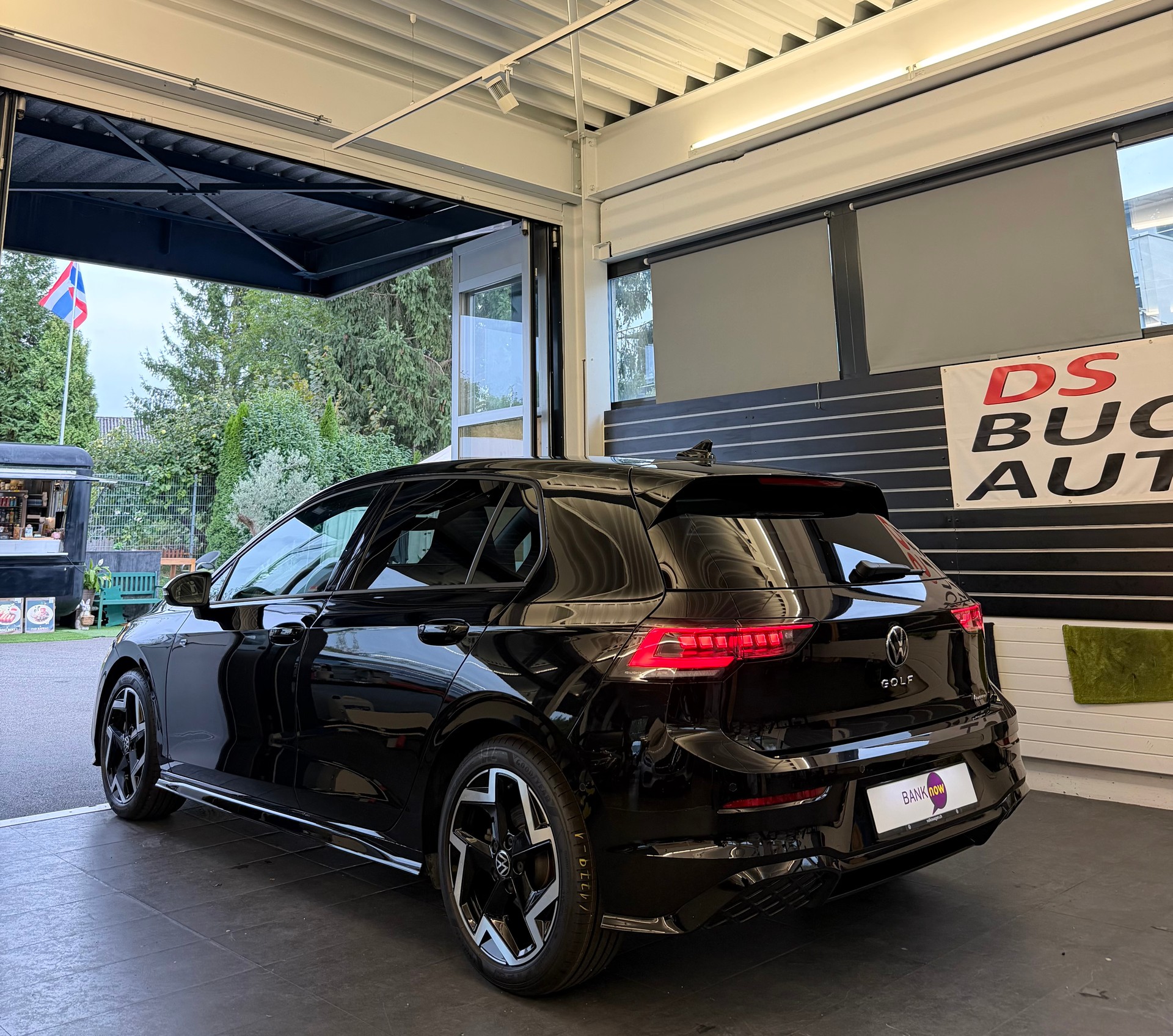 VW Golf VIII 2.0 TSI R-Line DSG 4motion-image-4