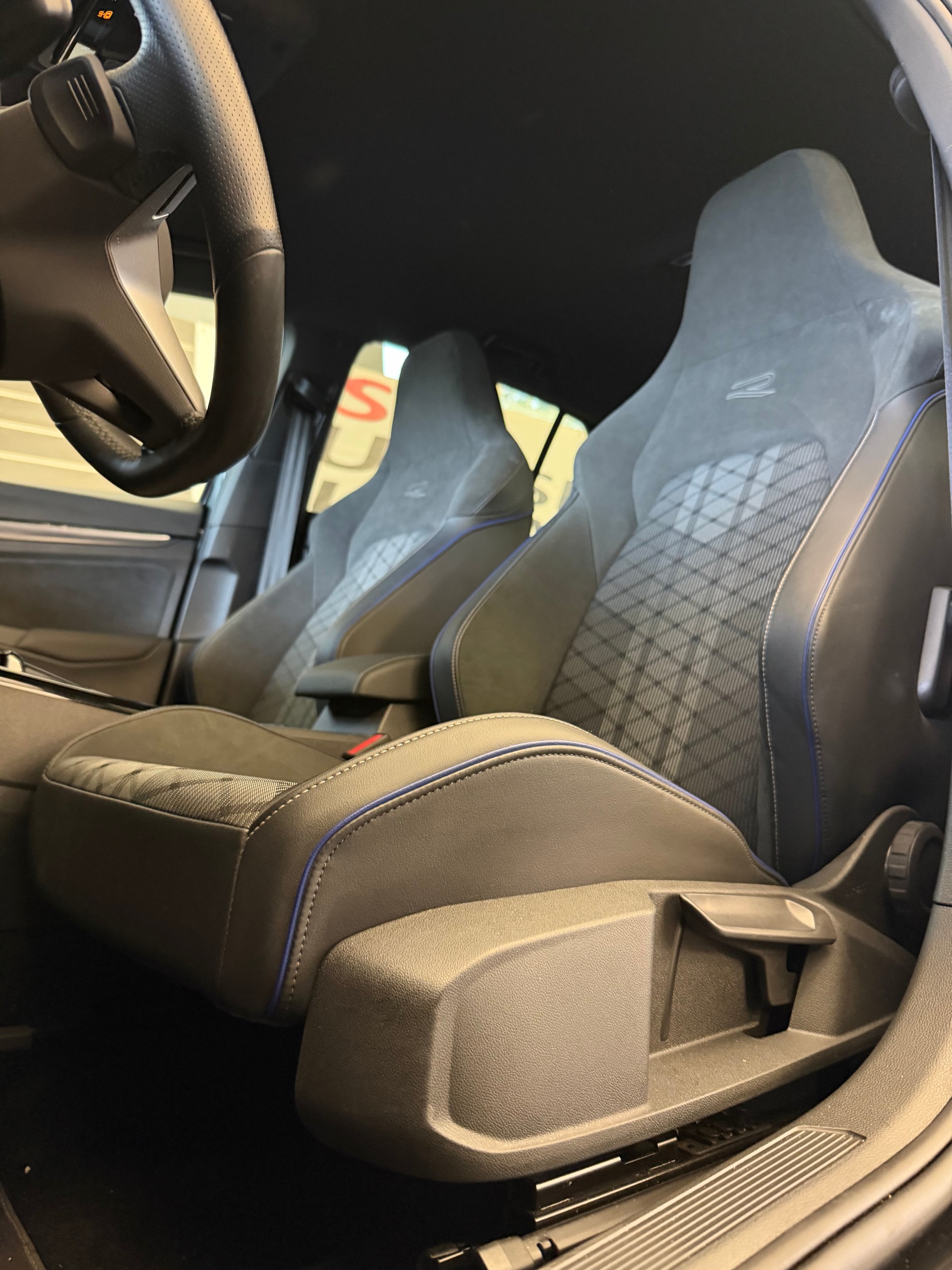 VW Golf VIII 2.0 TSI R-Line DSG 4motion-image-6