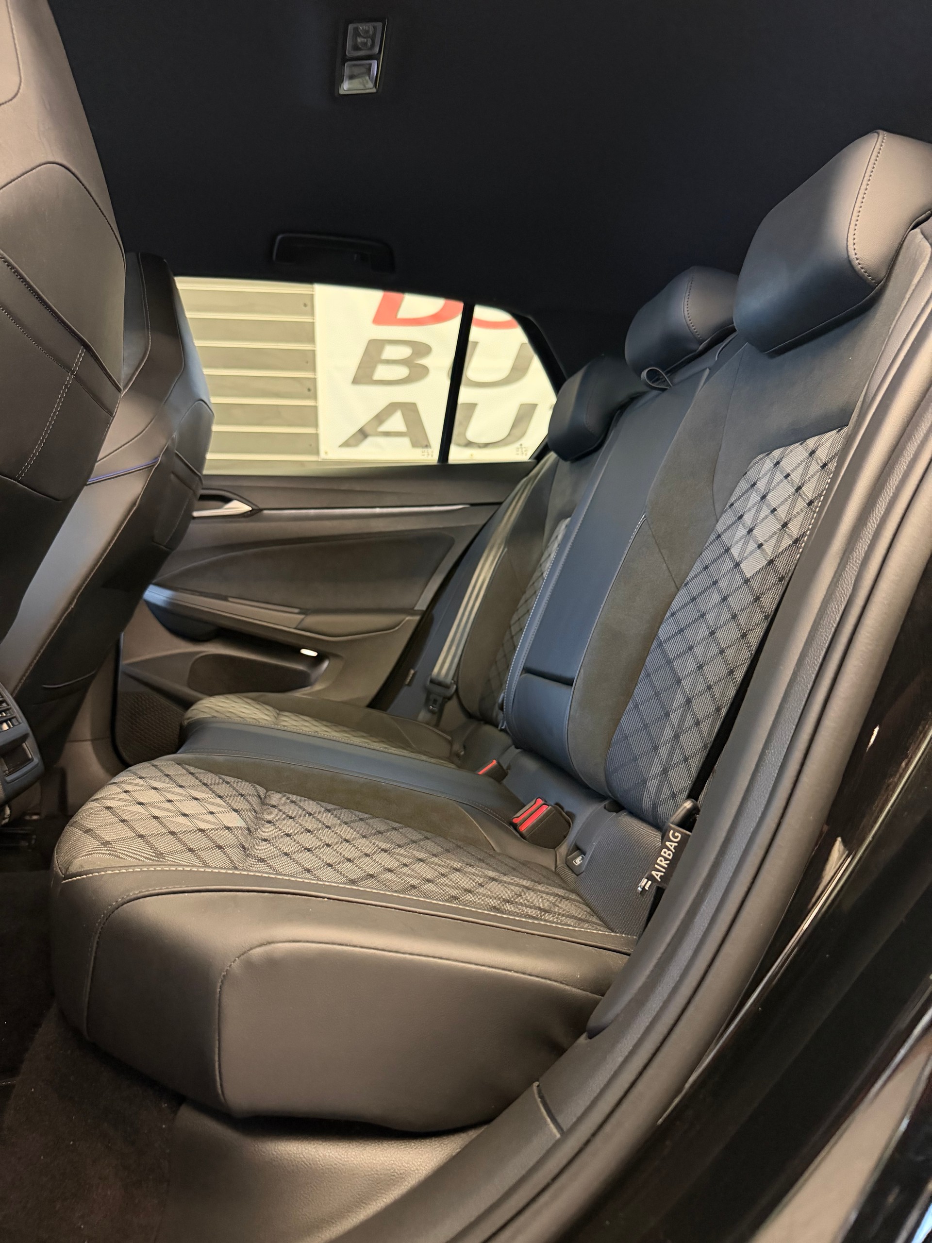 VW Golf VIII 2.0 TSI R-Line DSG 4motion-image-8