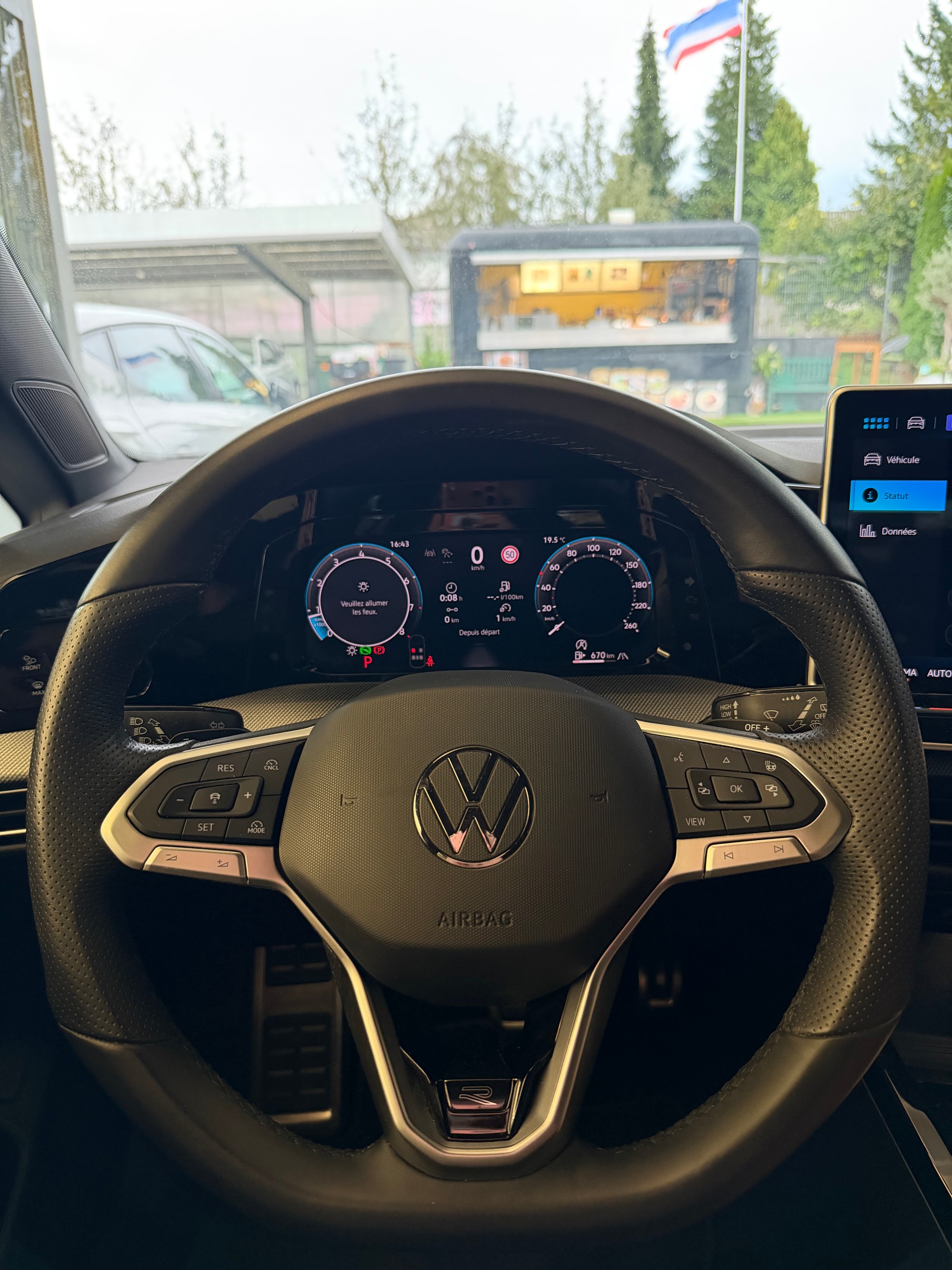 VW Golf VIII 2.0 TSI R-Line DSG 4motion-image-11