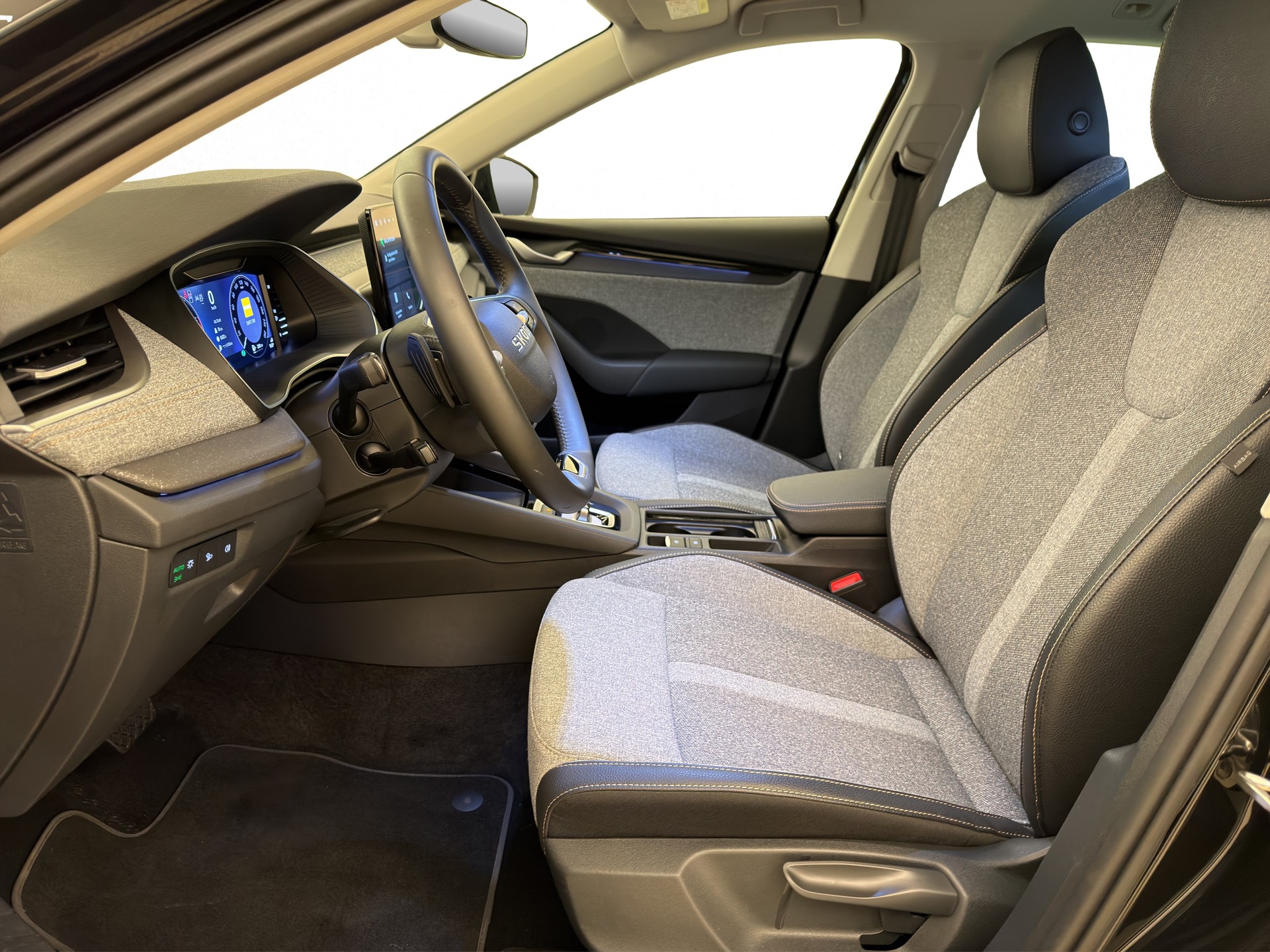 SKODA Octavia Combi 2.0 TSI Selection Tour-image-9