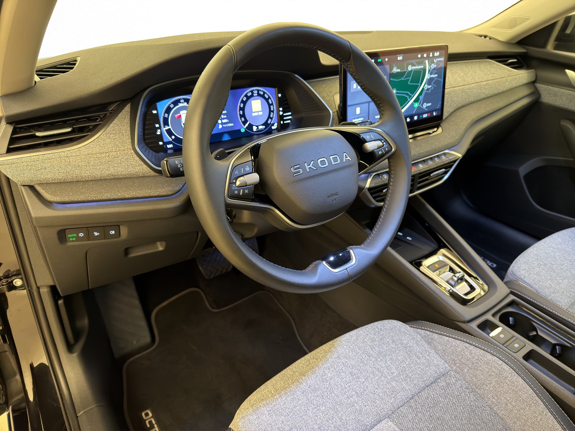 SKODA Octavia Combi 2.0 TSI Selection Tour-image-12