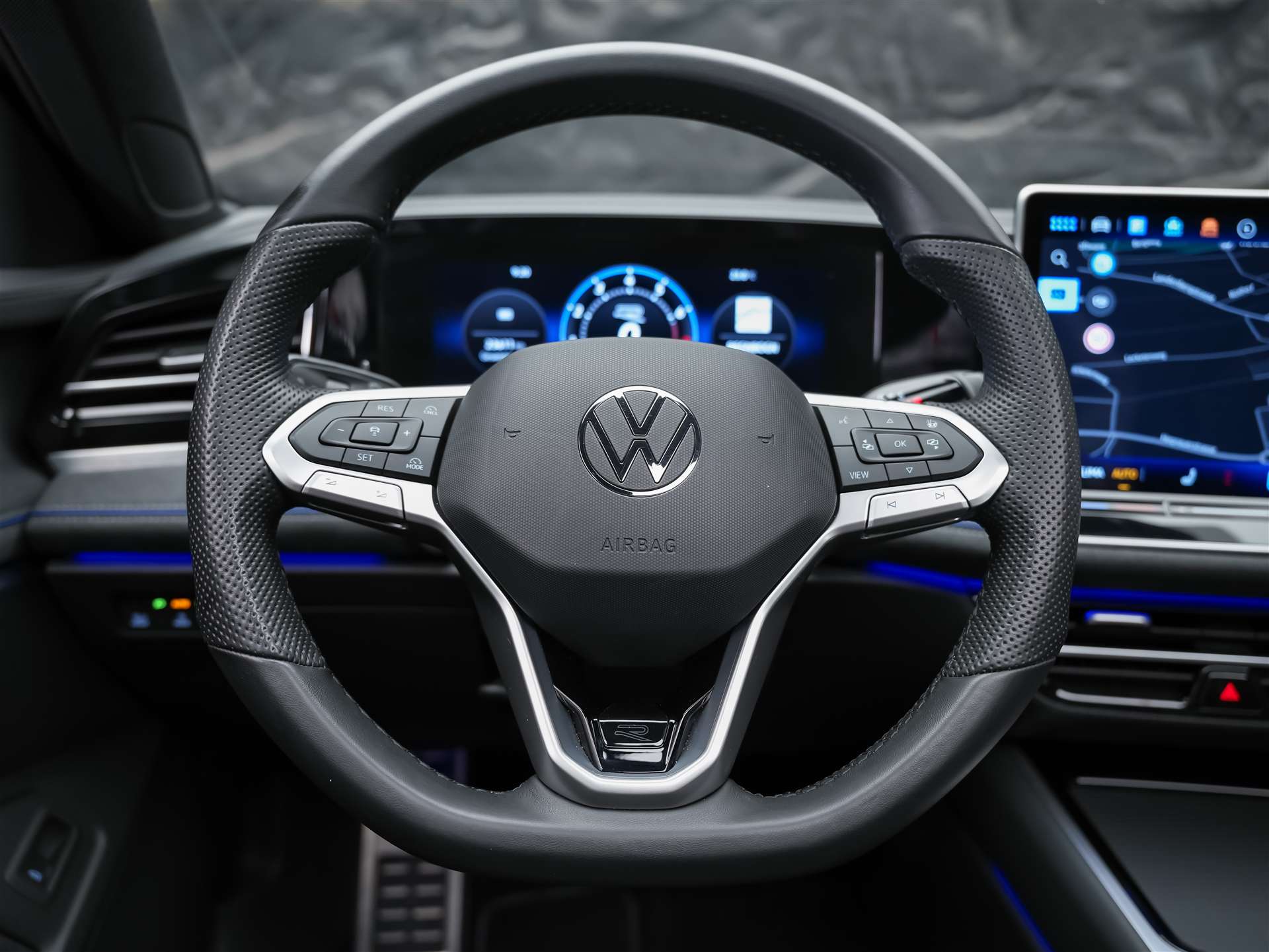 VW Passat Variant 2.0 TSI evo4 R-Line 4 Motion DSG *Facelift*Werksgarantie*Panorama*Massage*AHK*-image-27