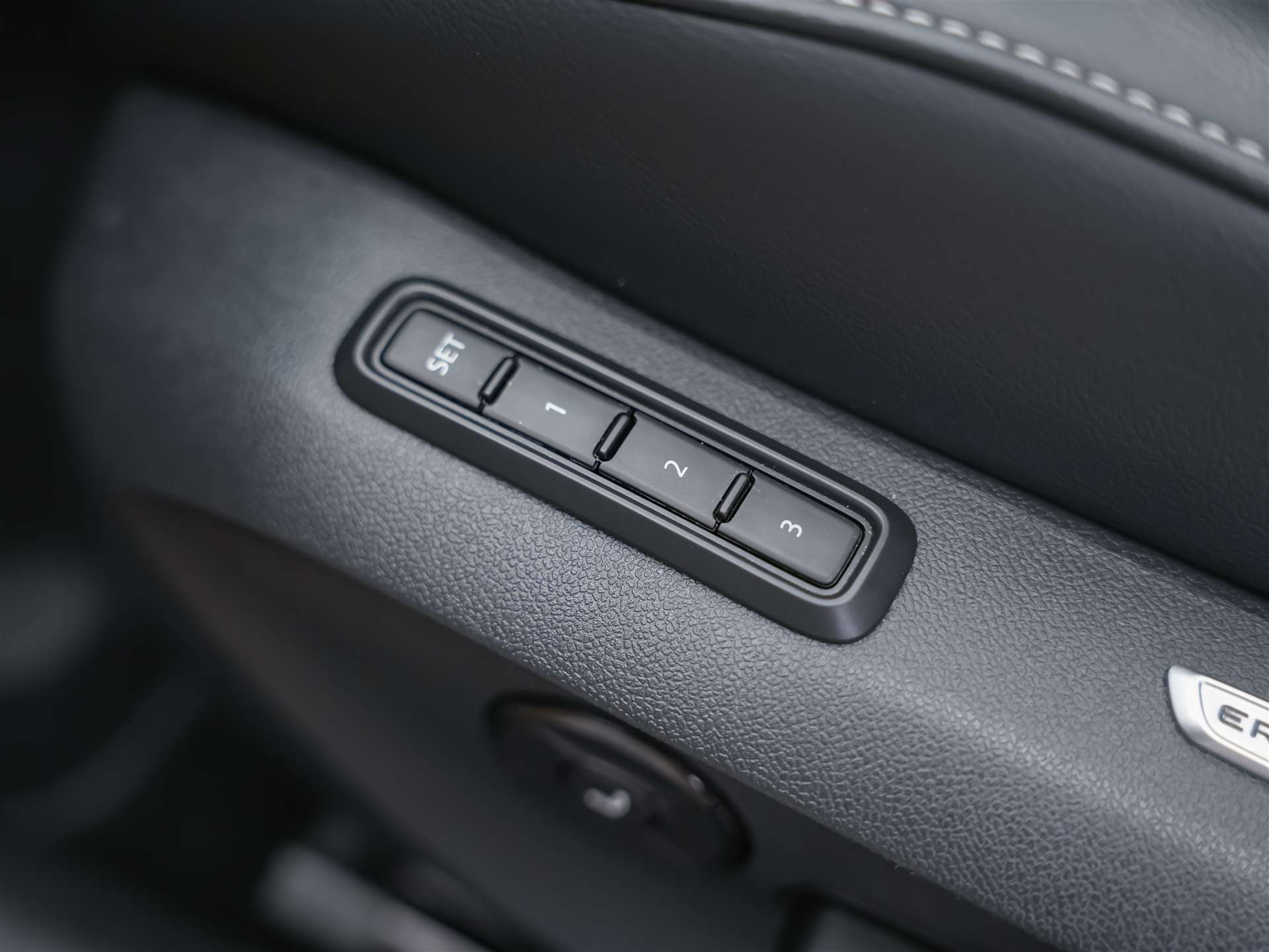 VW Passat Variant 2.0 TSI evo4 R-Line 4 Motion DSG *Facelift*Werksgarantie*Panorama*Massage*AHK*-image-25