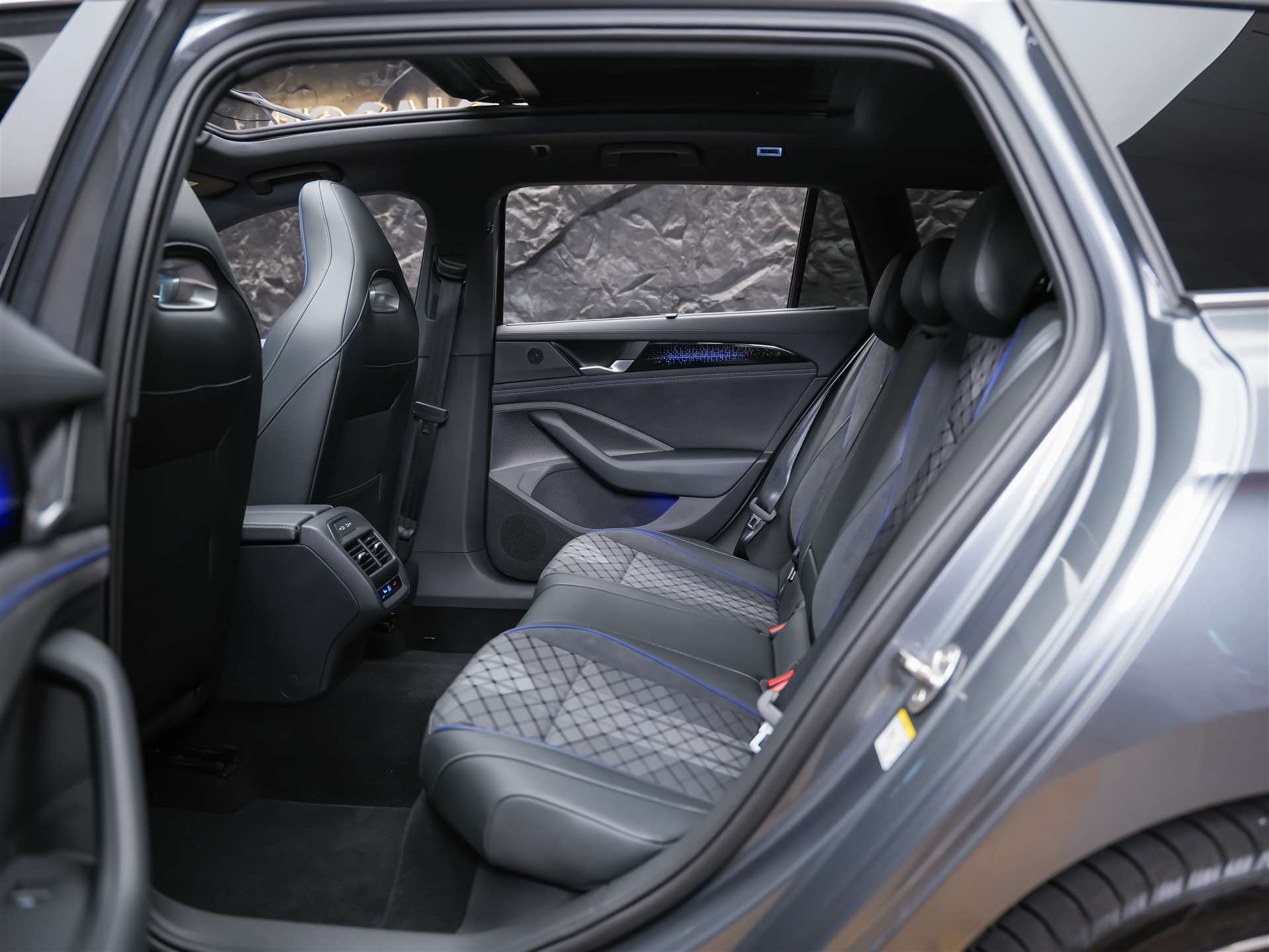 VW Passat Variant 2.0 TSI evo4 R-Line 4 Motion DSG *Facelift*Werksgarantie*Panorama*Massage*AHK*-image-14