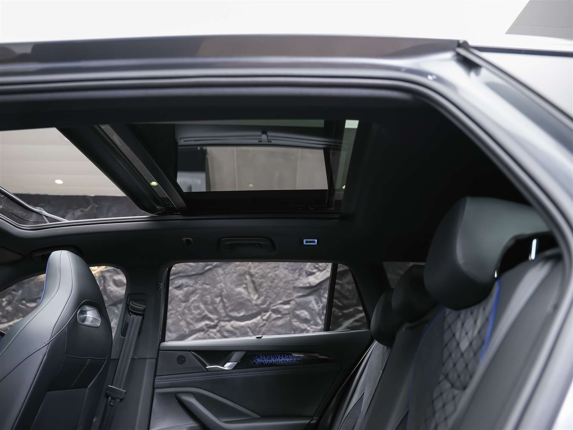 VW Passat Variant 2.0 TSI evo4 R-Line 4 Motion DSG *Facelift*Werksgarantie*Panorama*Massage*AHK*-image-13