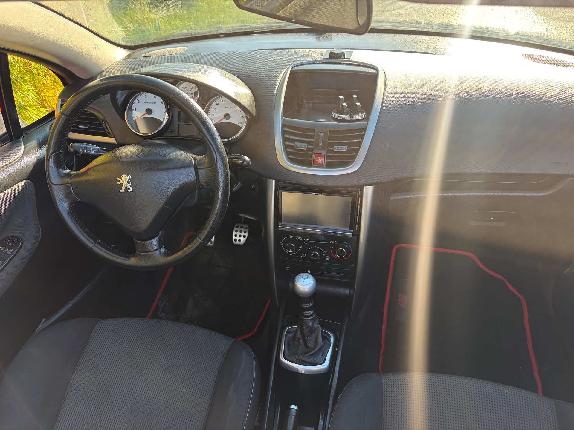 PEUGEOT 207 CC 1.6 16V Turbo Swiss Edition-image-7
