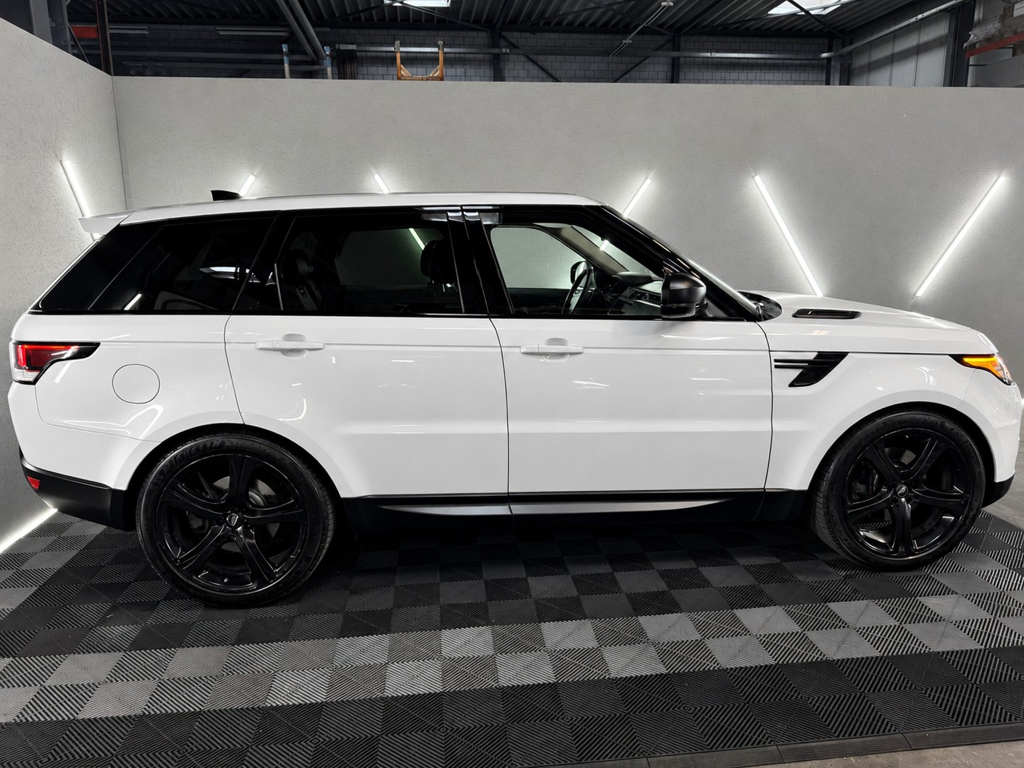 LAND ROVER Range Rover Sport 3.0 TDV6 HSE Dynamic Automatic-image-2