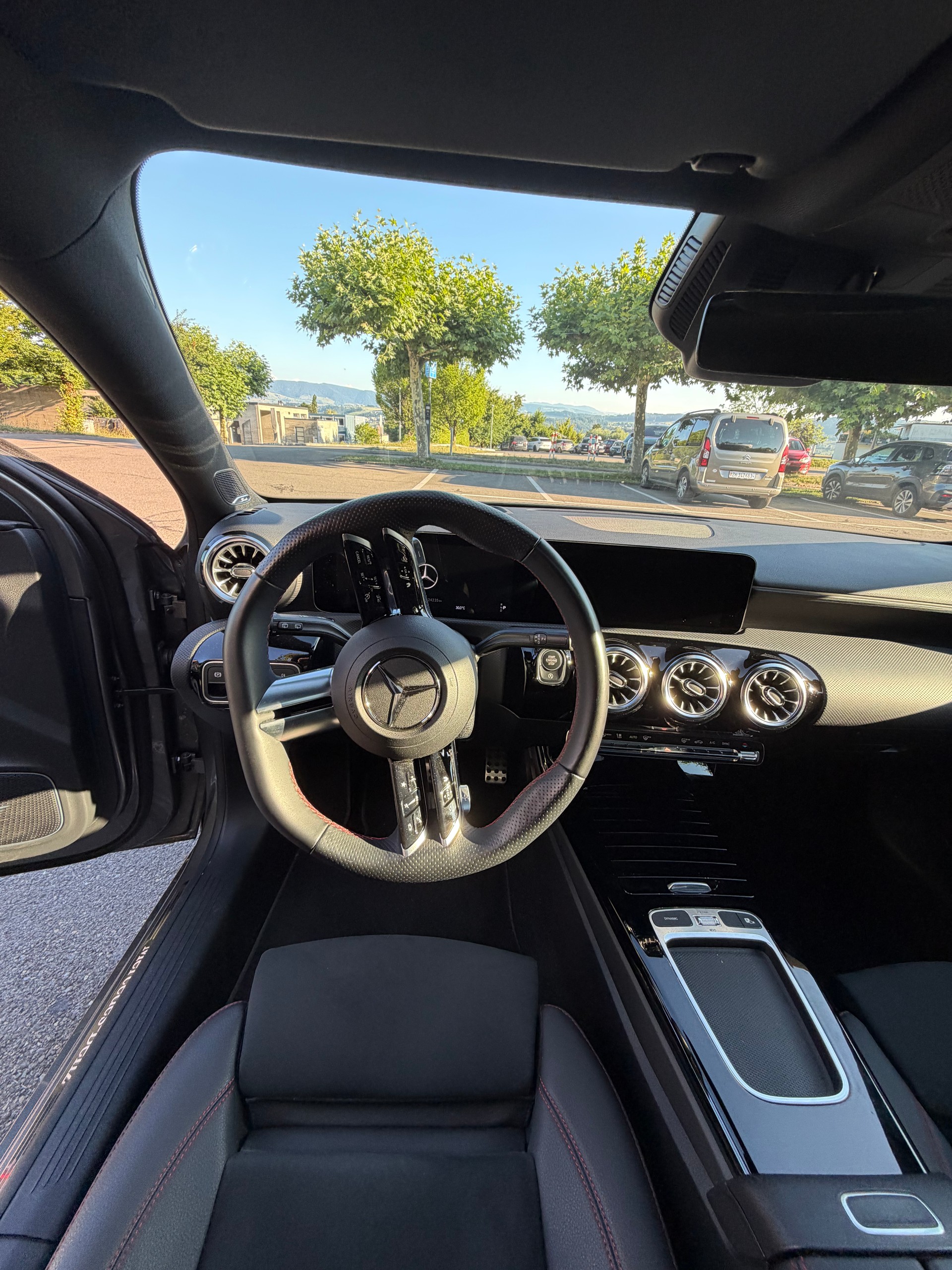 MERCEDES-BENZ A 200 AMG Line-image-4