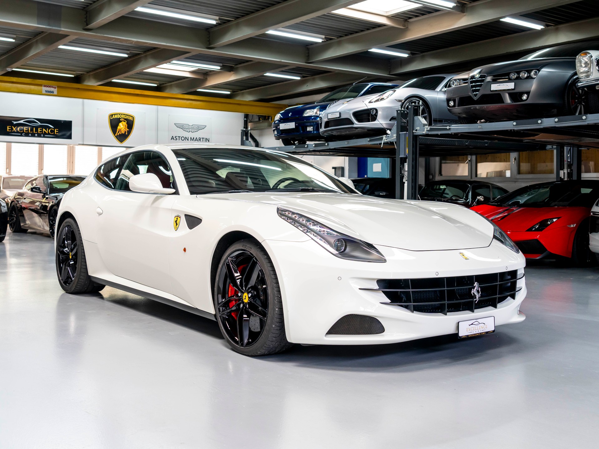 FERRARI FF-showroom-element-2