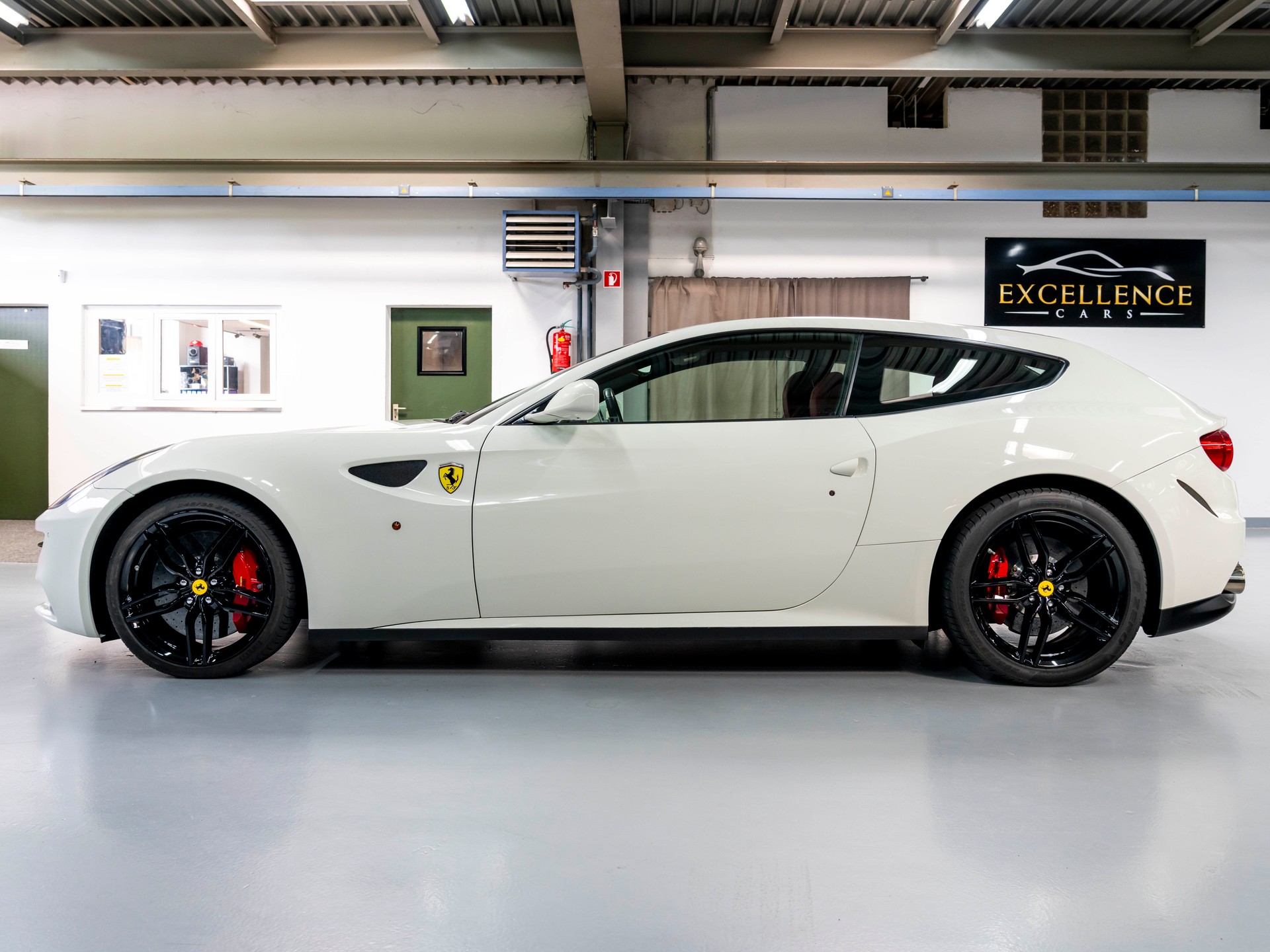 FERRARI FF-showroom-element-3