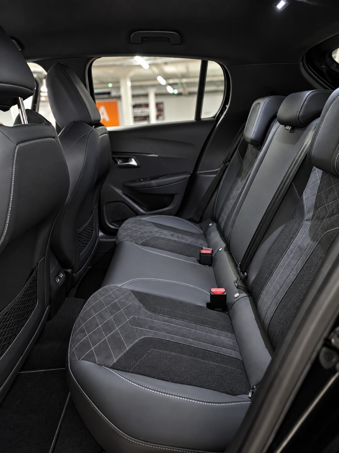 PEUGEOT 208 1.2 PureTech GT Pack EAT8-image-8