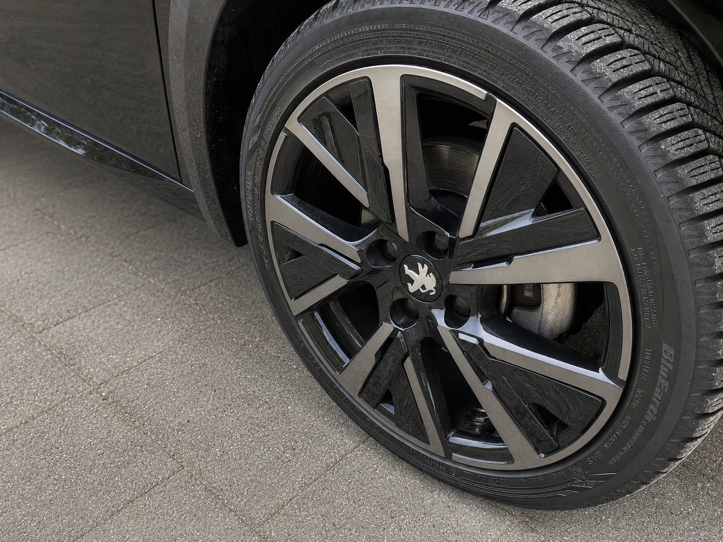 PEUGEOT 208 1.2 PureTech GT Pack EAT8-image-13