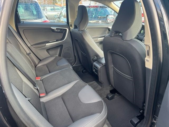 VOLVO XC60 D5 AWD-image-6