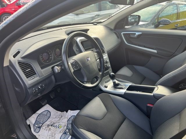 VOLVO XC60 D5 AWD-image-8