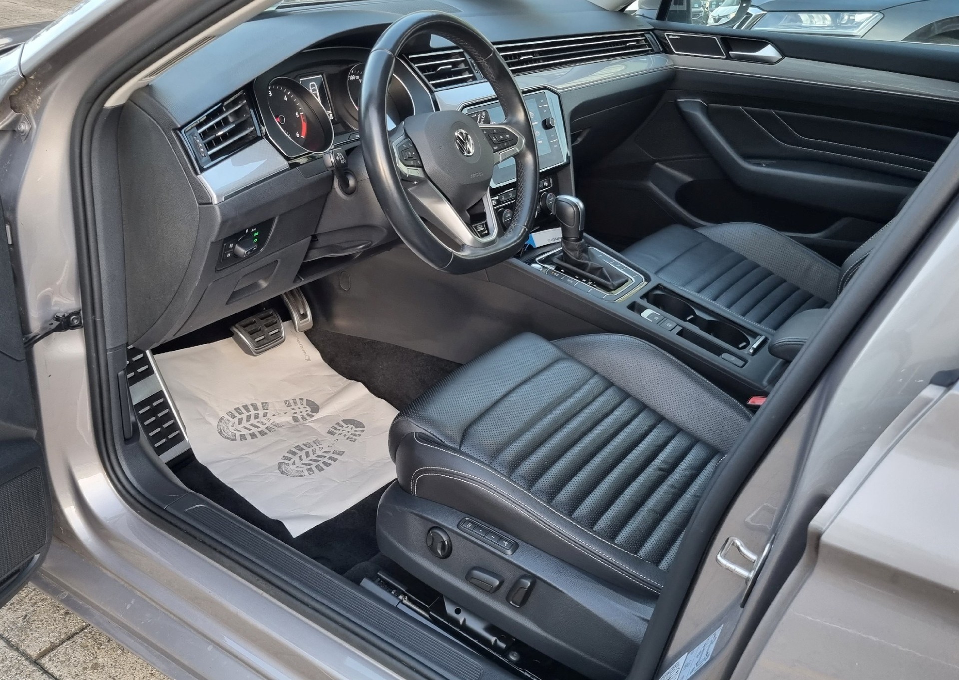 VW Passat 2.0 TDI BMT R-Line Neue Model DSG-image-9