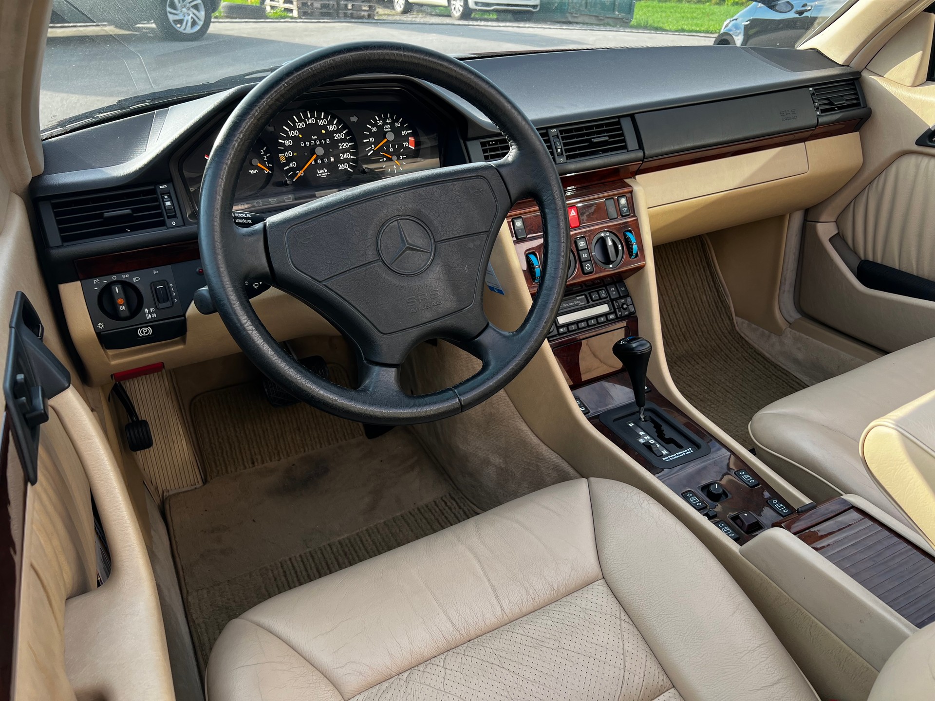 MERCEDES-BENZ E 320 Cabrio *SPORTLINE*-image-17