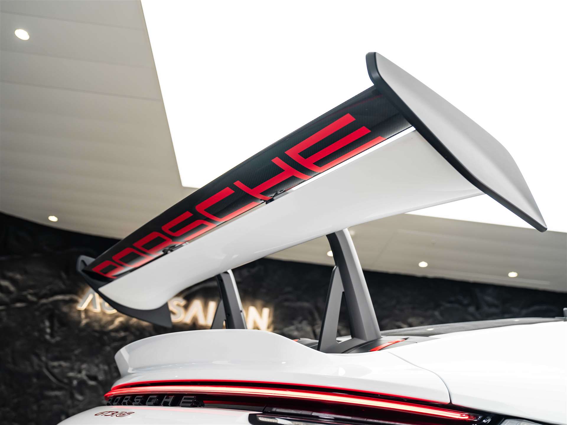 PORSCHE 911 GT3 RS Weissach-image-24