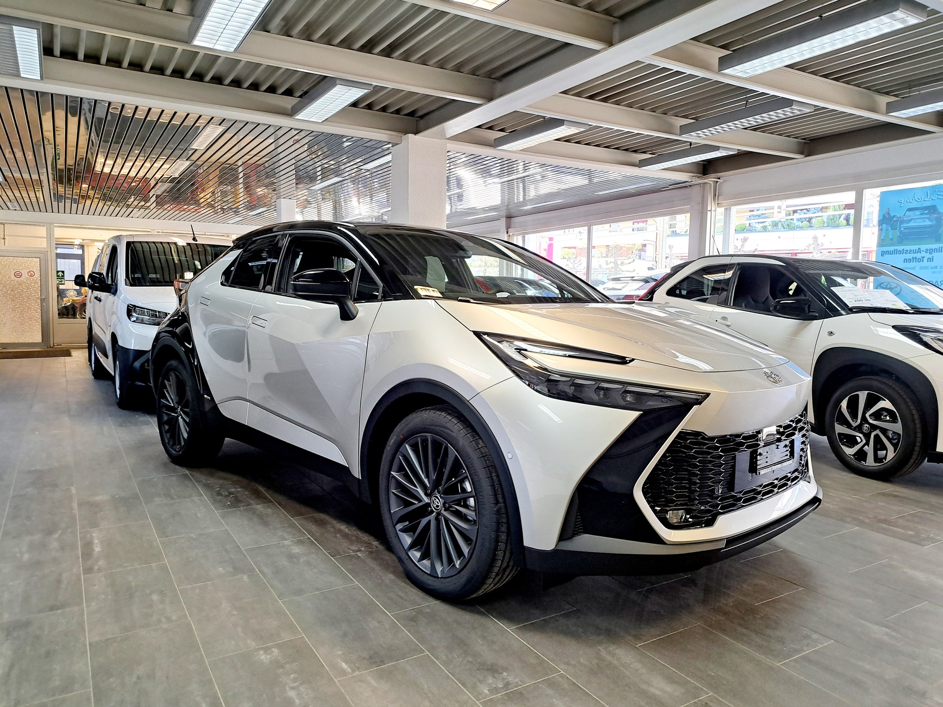 TOYOTA C-HR 2.0 HSD CVT Style Premiere 4WD-image-3