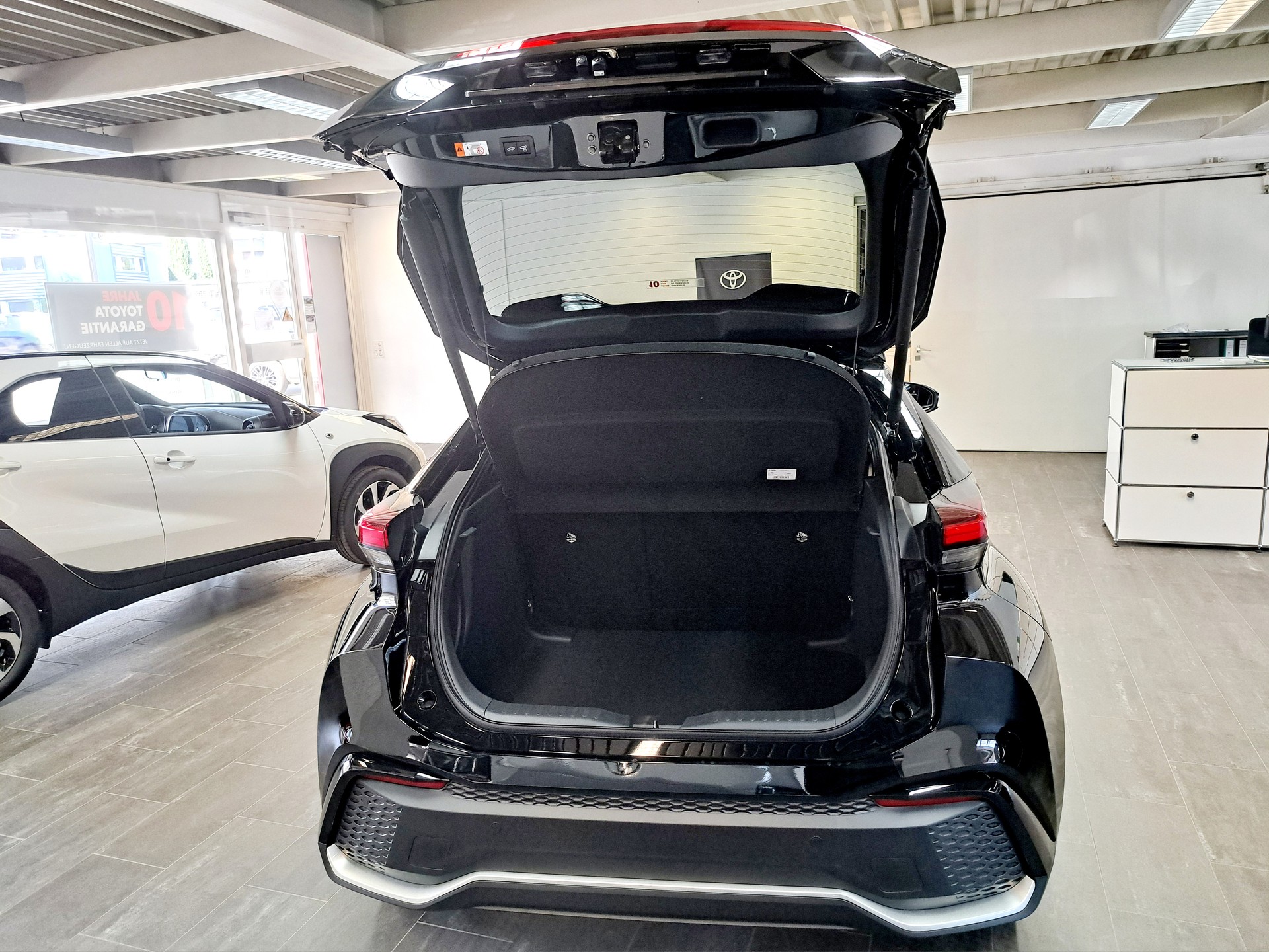 TOYOTA C-HR 2.0 HSD CVT Style Premiere 4WD-image-8