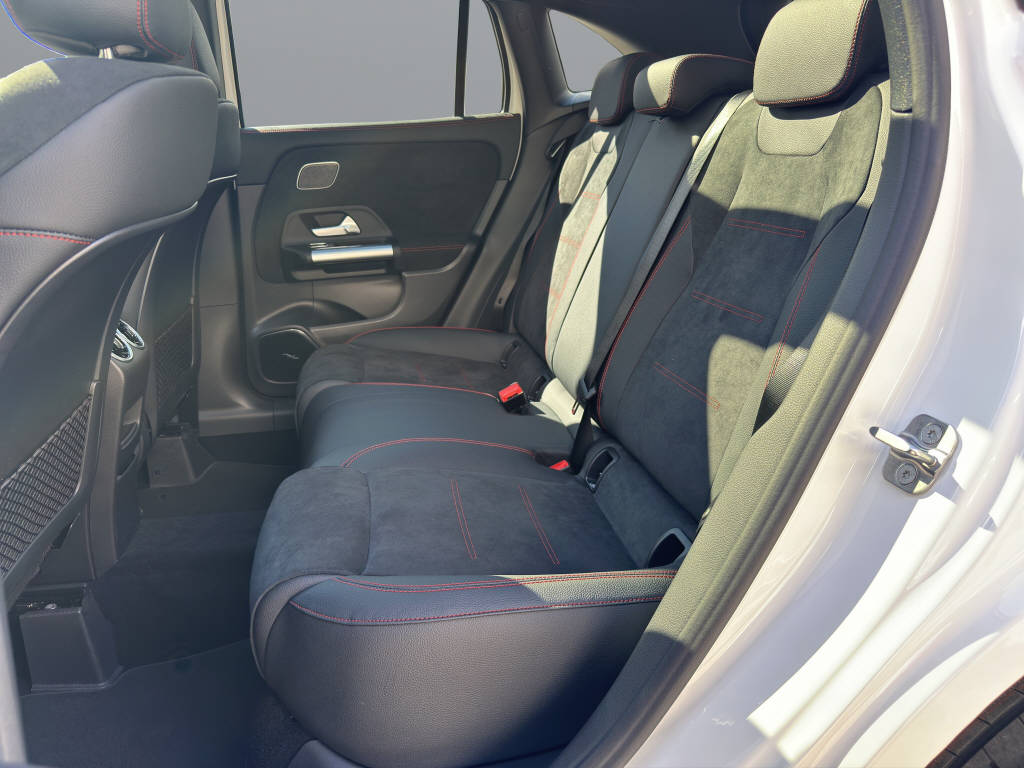 MERCEDES-BENZ GLA 250 Swiss Star AMG Line 4matic-image-11